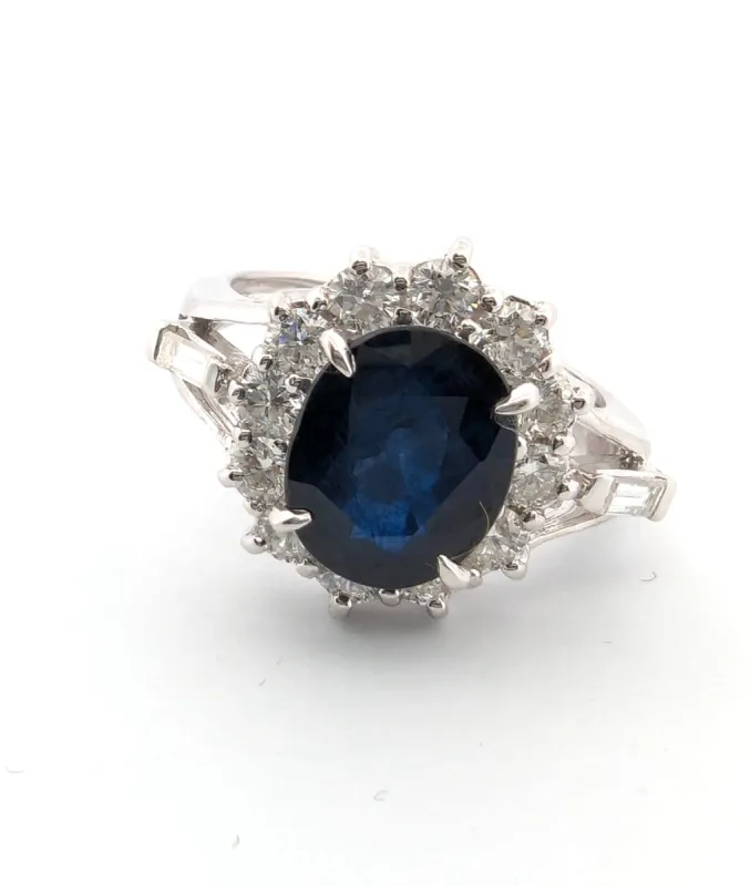 Bague en or blanc avec saphir central et diamants environnants sold by 58 Facettes