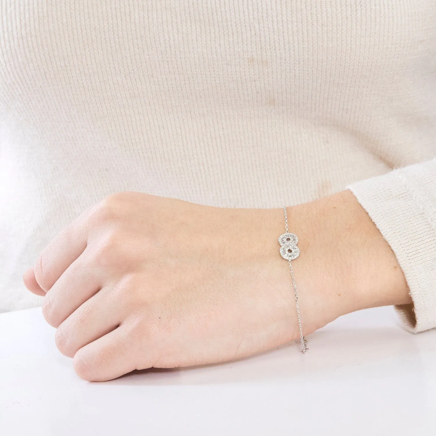 Bracelet motif infini en or blanc 18K et diamants sold by 58 Facettes product image thumbnail 2