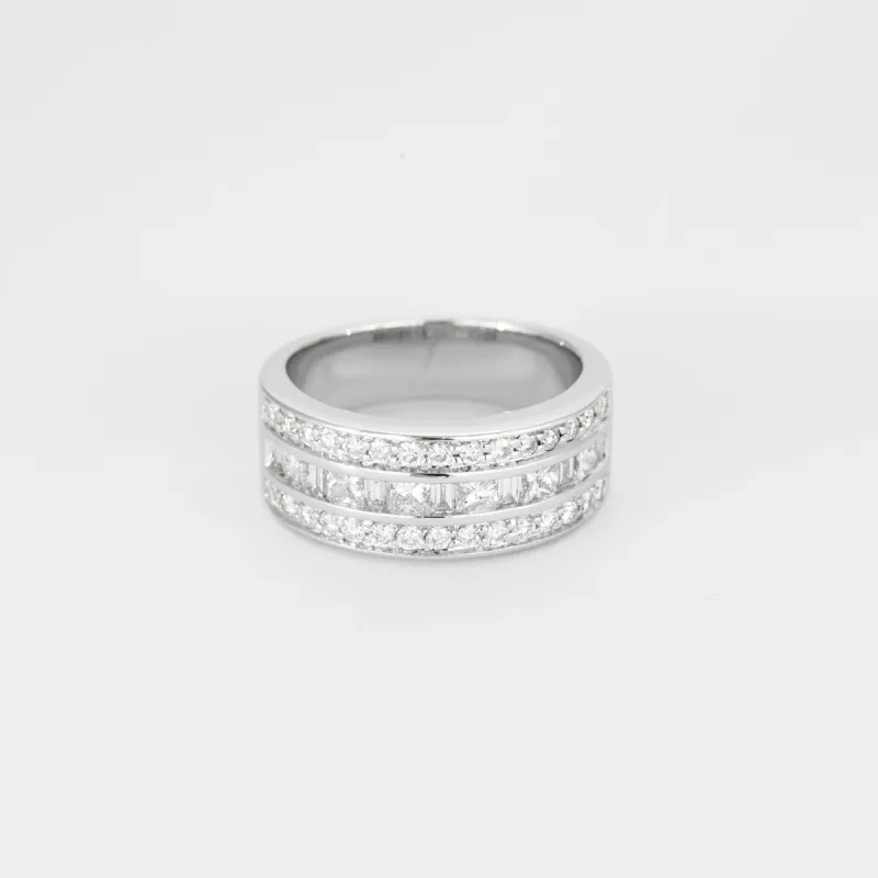 Demi-alliance platine et diamants princesses, baguettes et ronds sold by 58 Facettes