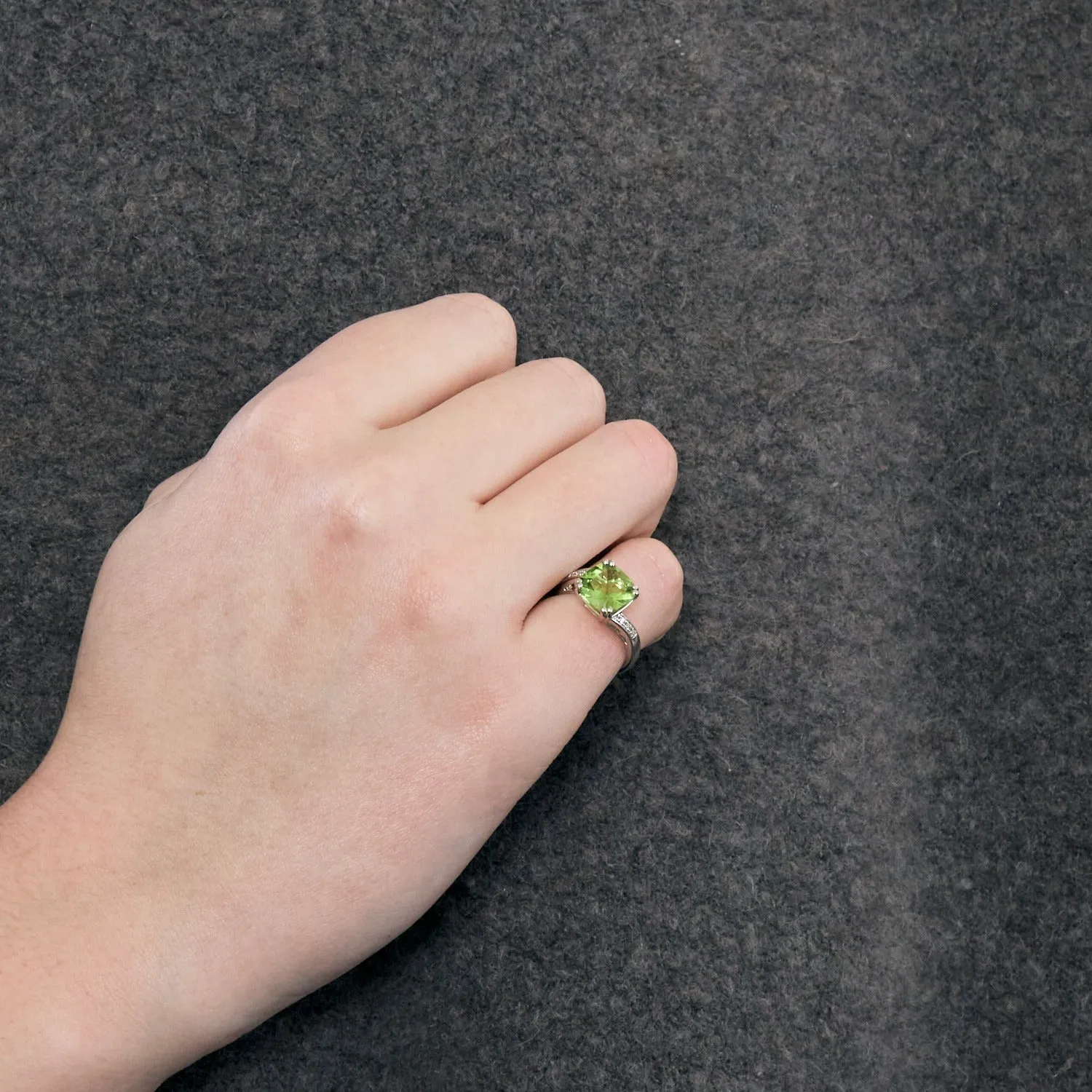 MAUBOUSSIN - "Mom je t'aime" - Bague or blanc, péridot et diamants sold by 58 Facettes product image thumbnail 2