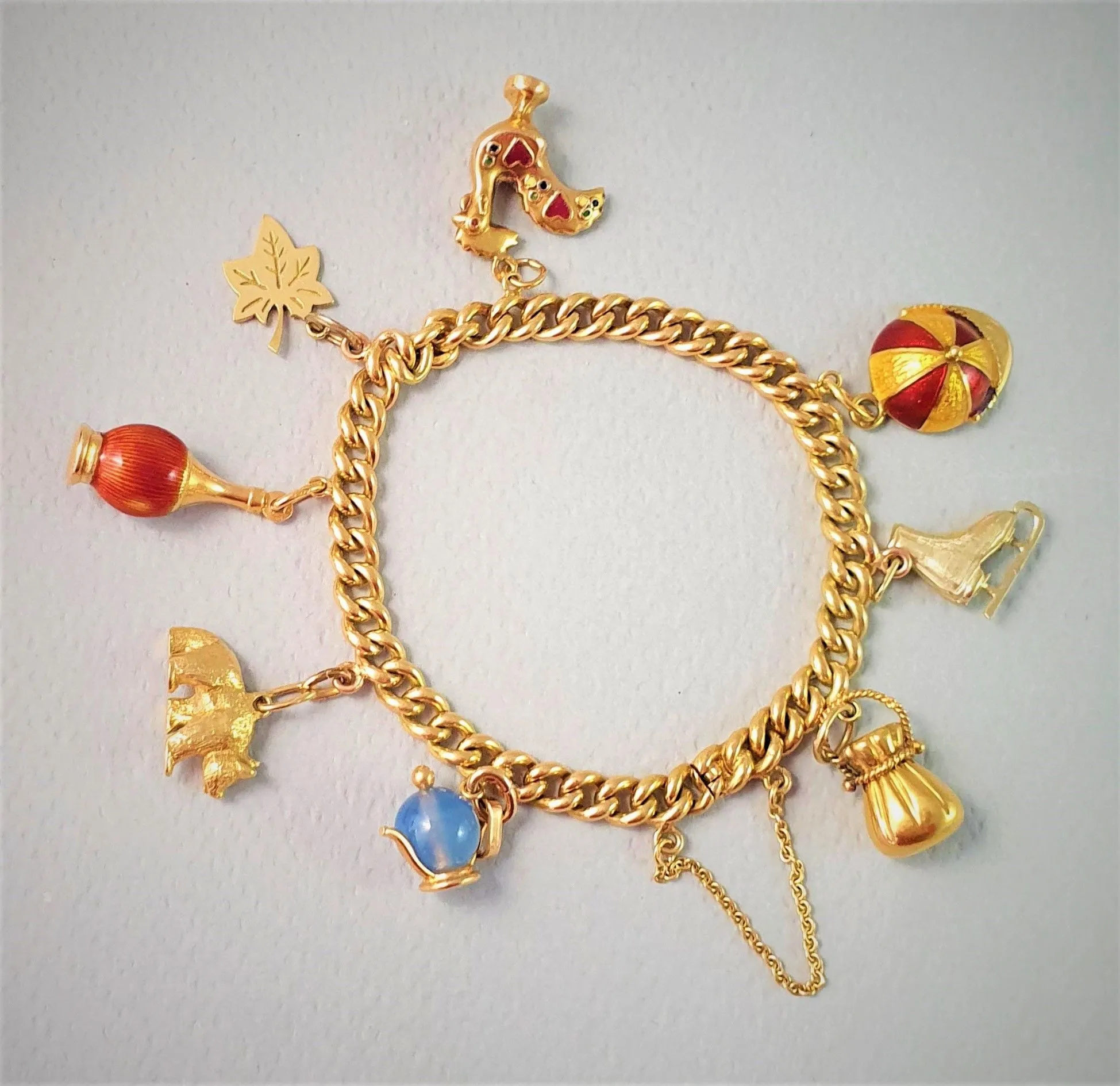 Bracelet ancien or jaune avec breloques sold by 58 Facettes