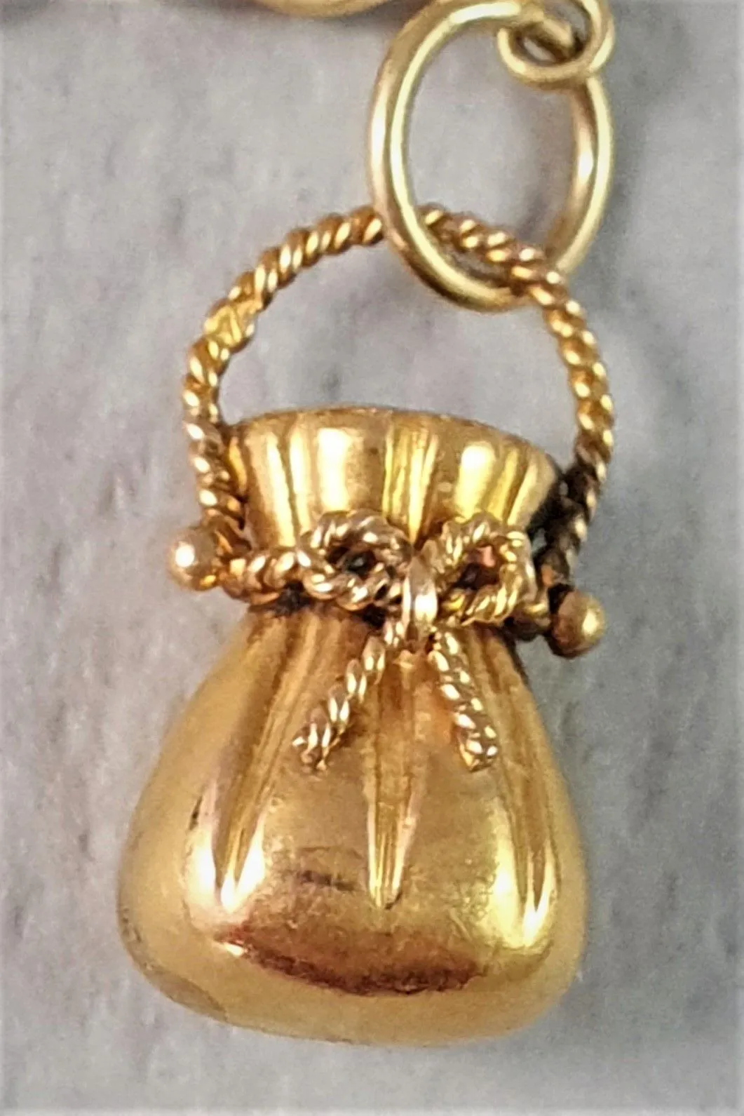 Bracelet ancien or jaune avec breloques sold by 58 Facettes product image thumbnail 2