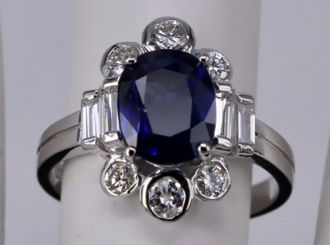 Bague Art Déco en or blanc avec saphir bleu et diamants sold by 58 Facettes