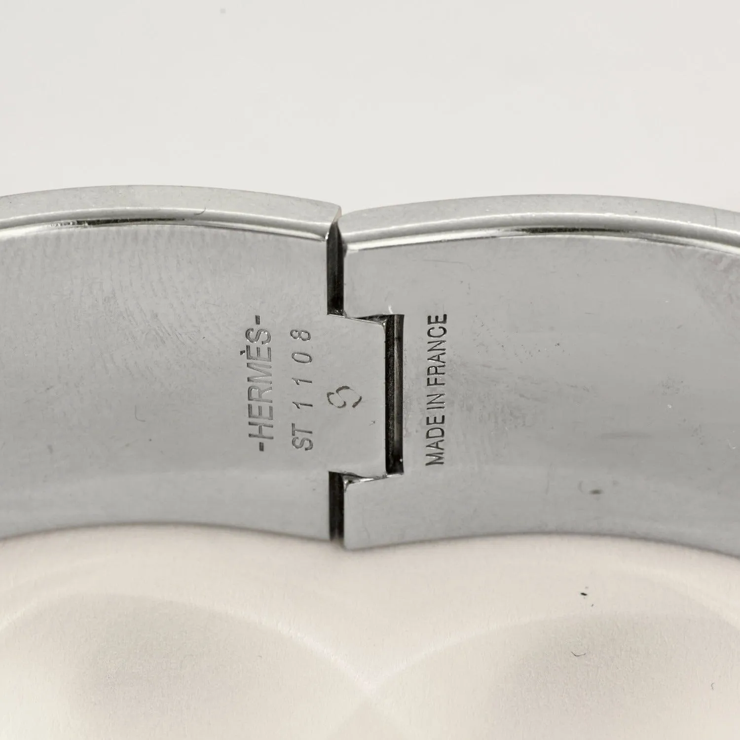 HERMES - Clic H - Bracelet en métal argenté palladié émaillé rouge sold by 58 Facettes product image thumbnail 5