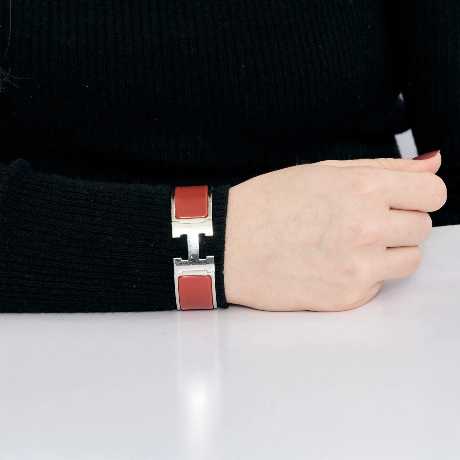 HERMES - Clic H - Bracelet en métal argenté palladié émaillé rouge sold by 58 Facettes product image thumbnail 2