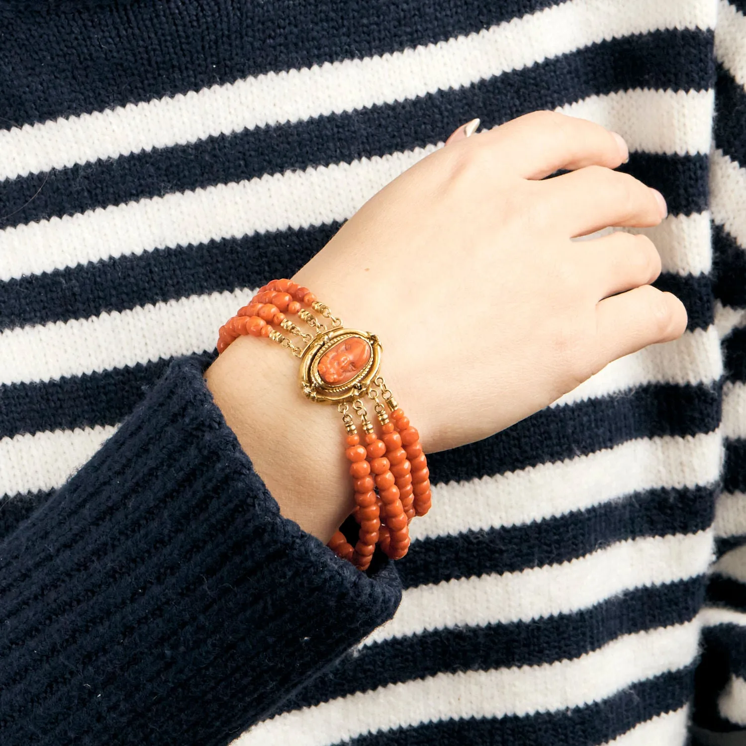 Bracelet manchette or et corail, époque Napoléon III sold by 58 Facettes product image thumbnail 2