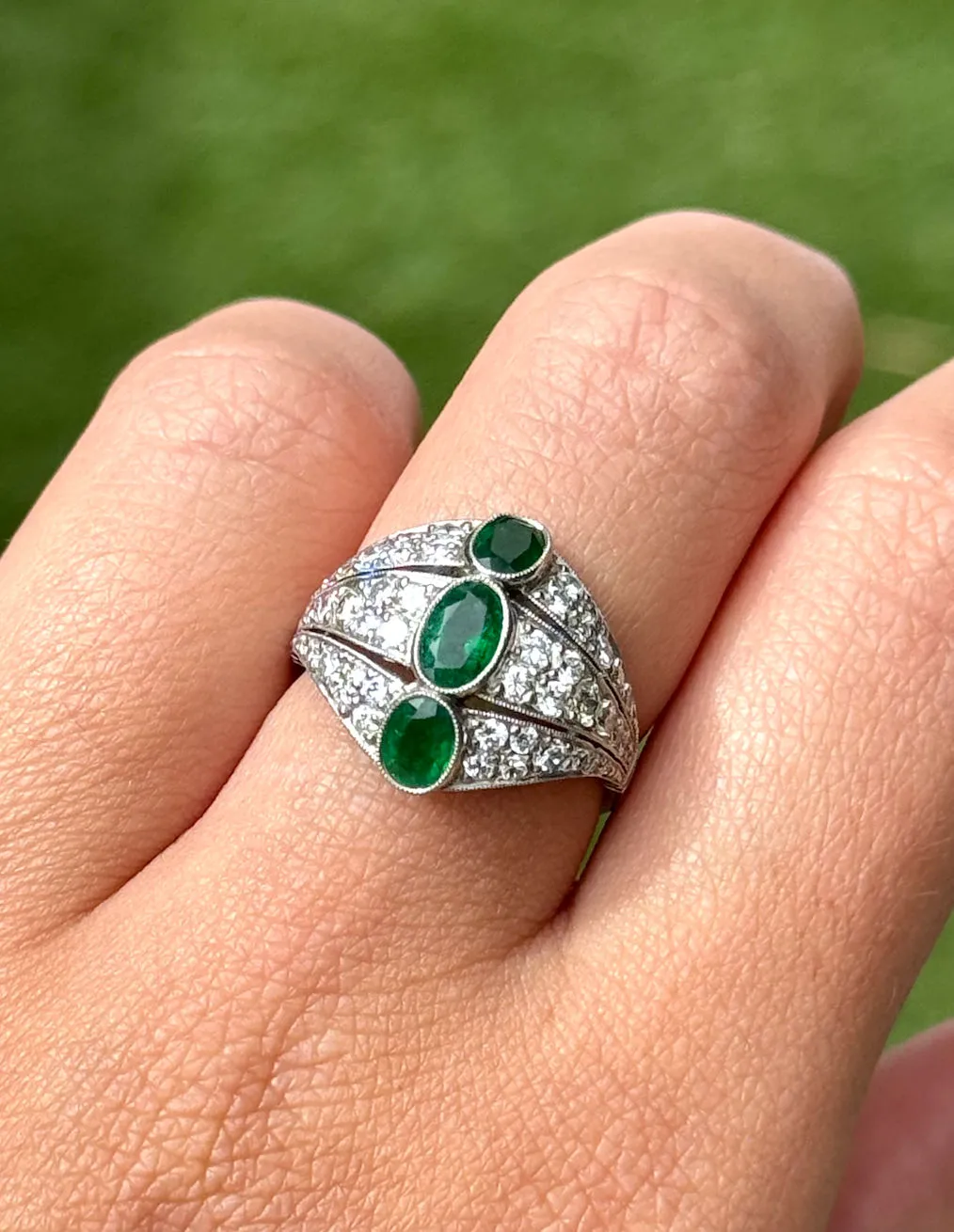 bague en platine avec diamants et trois émeraudes centrales. sold by 58 Facettes product image thumbnail 2