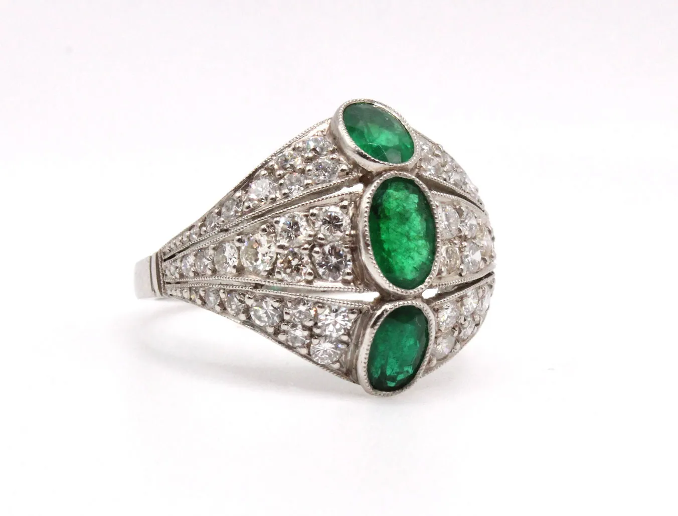 bague en platine avec diamants et trois émeraudes centrales. sold by 58 Facettes product image thumbnail 3