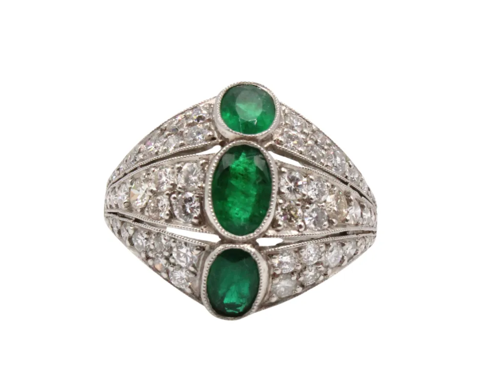 bague en platine avec diamants et trois émeraudes centrales. sold by 58 Facettes