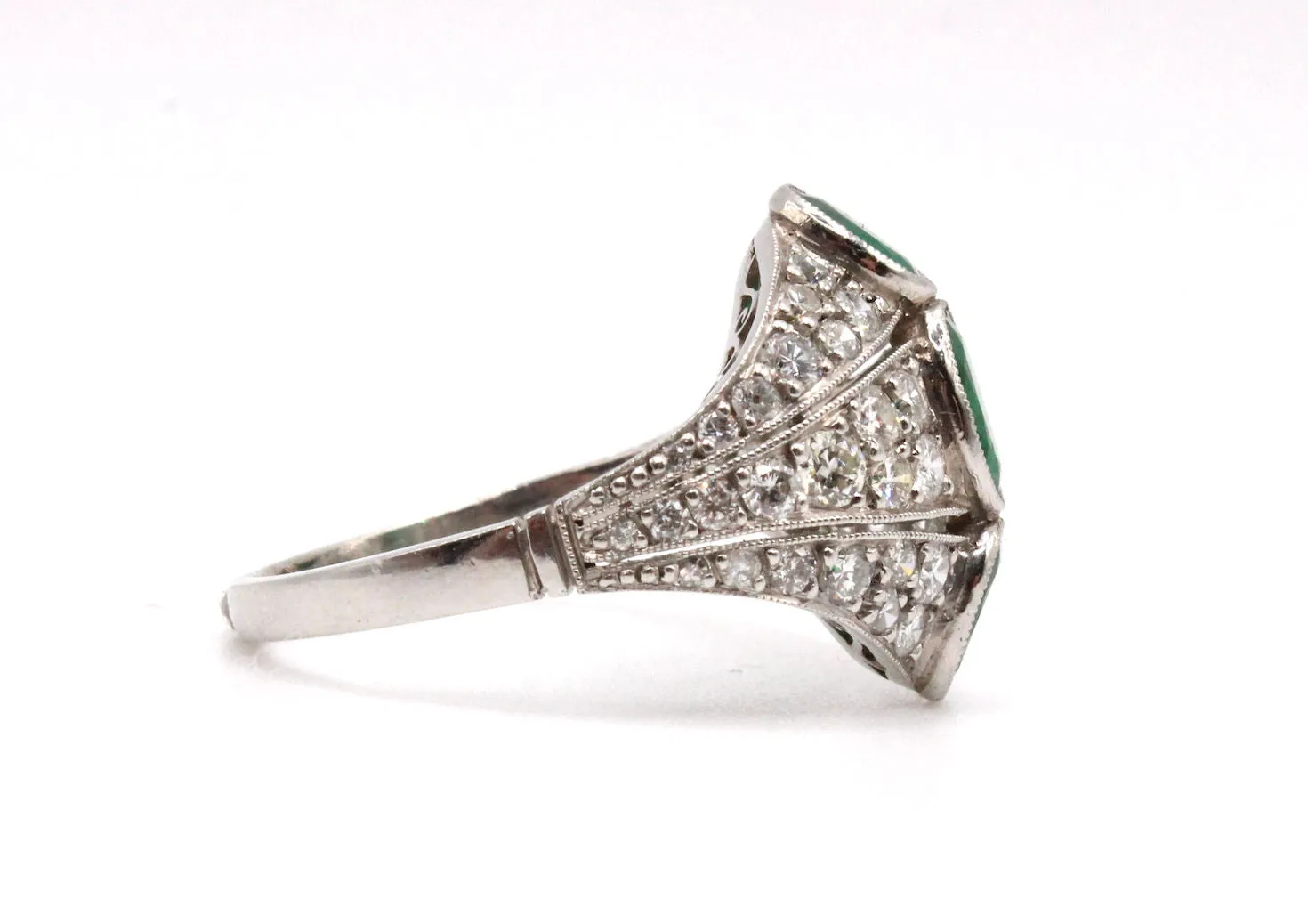 bague en platine avec diamants et trois émeraudes centrales. sold by 58 Facettes product image thumbnail 4