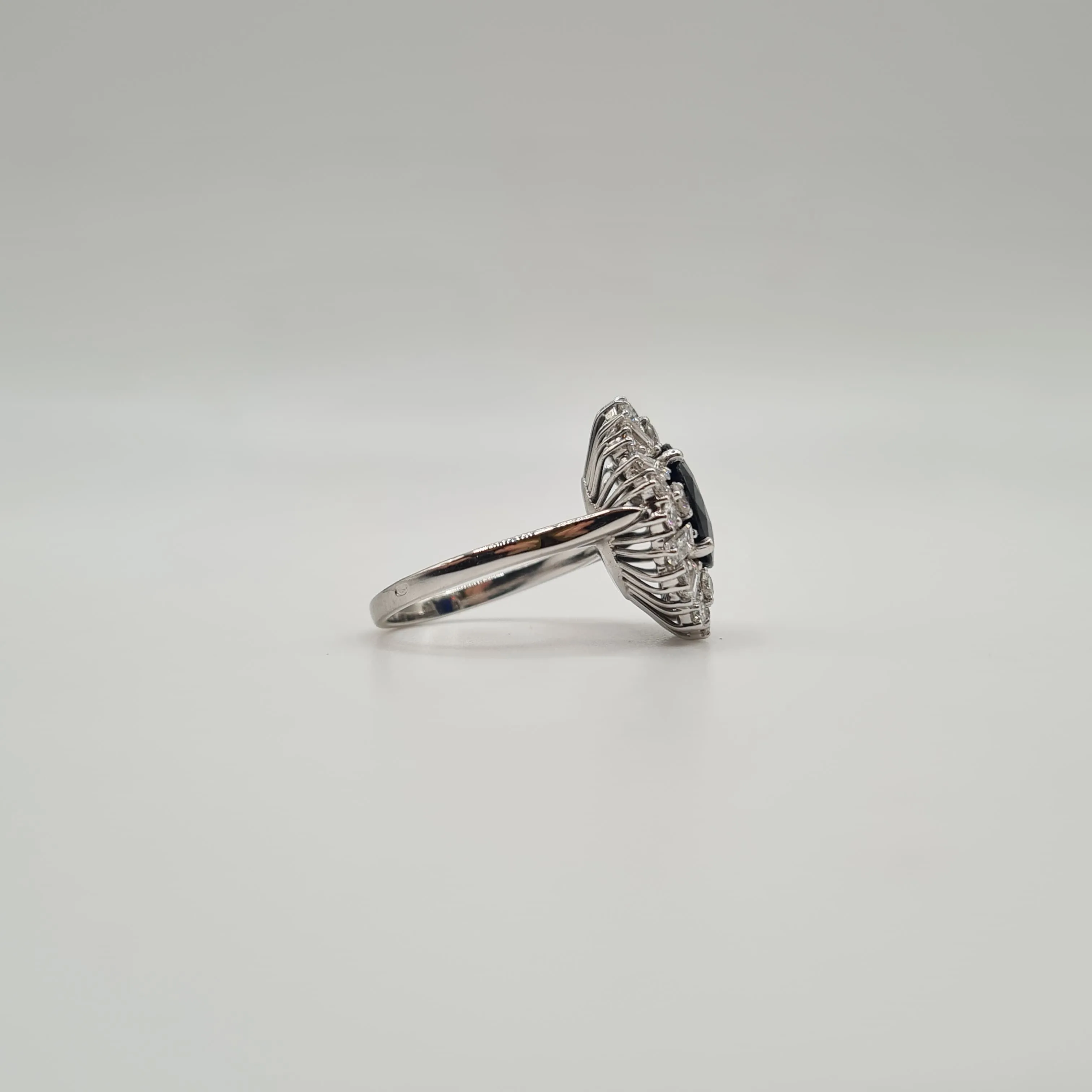 Bague or blanc, saphir et diamants sold by 58 Facettes product image thumbnail 4
