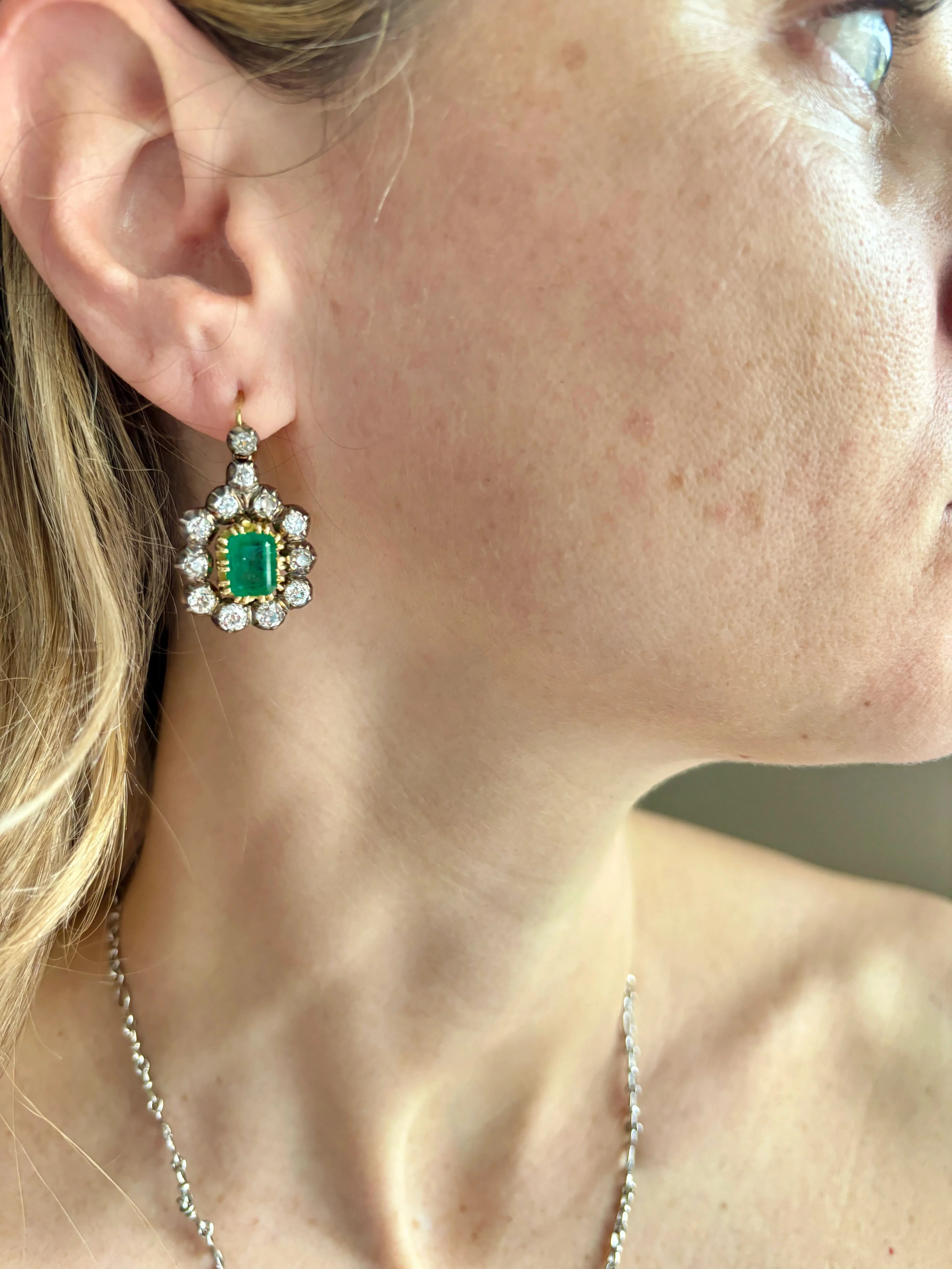 Boucles d'oreilles pendantes en or et diamants émeraude de Colombie Art Déco sold by 58 Facettes product image thumbnail 4