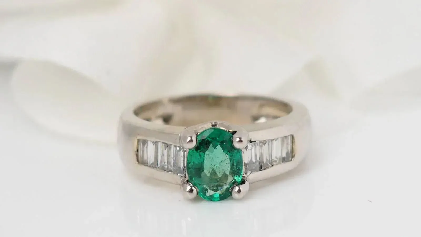 Bague en or blanc, émeraude et diamants baguettes sold by 58 Facettes product image thumbnail 3