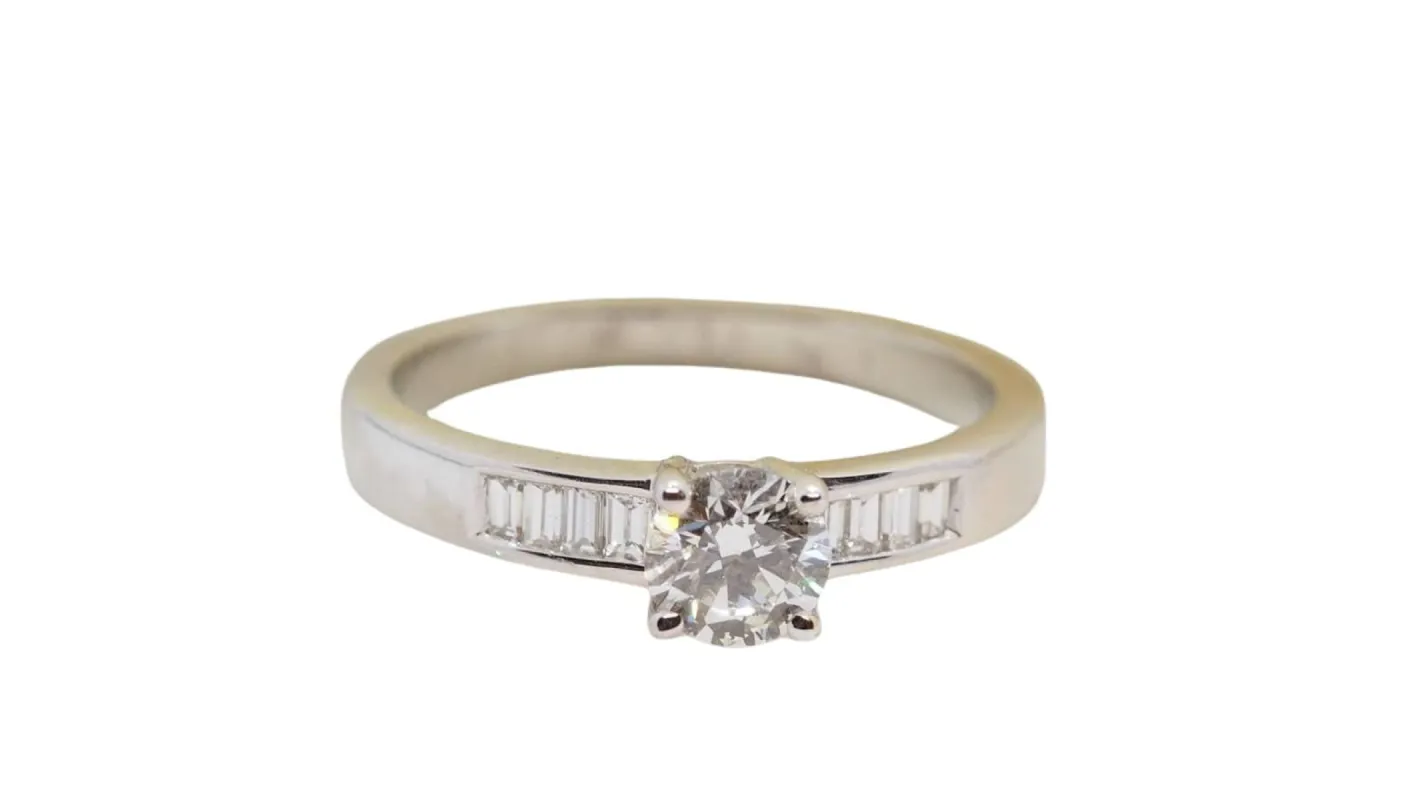 Solitaire en or blanc et diamant rond de 0,52 ct, diamants baguettes sold by 58 Facettes