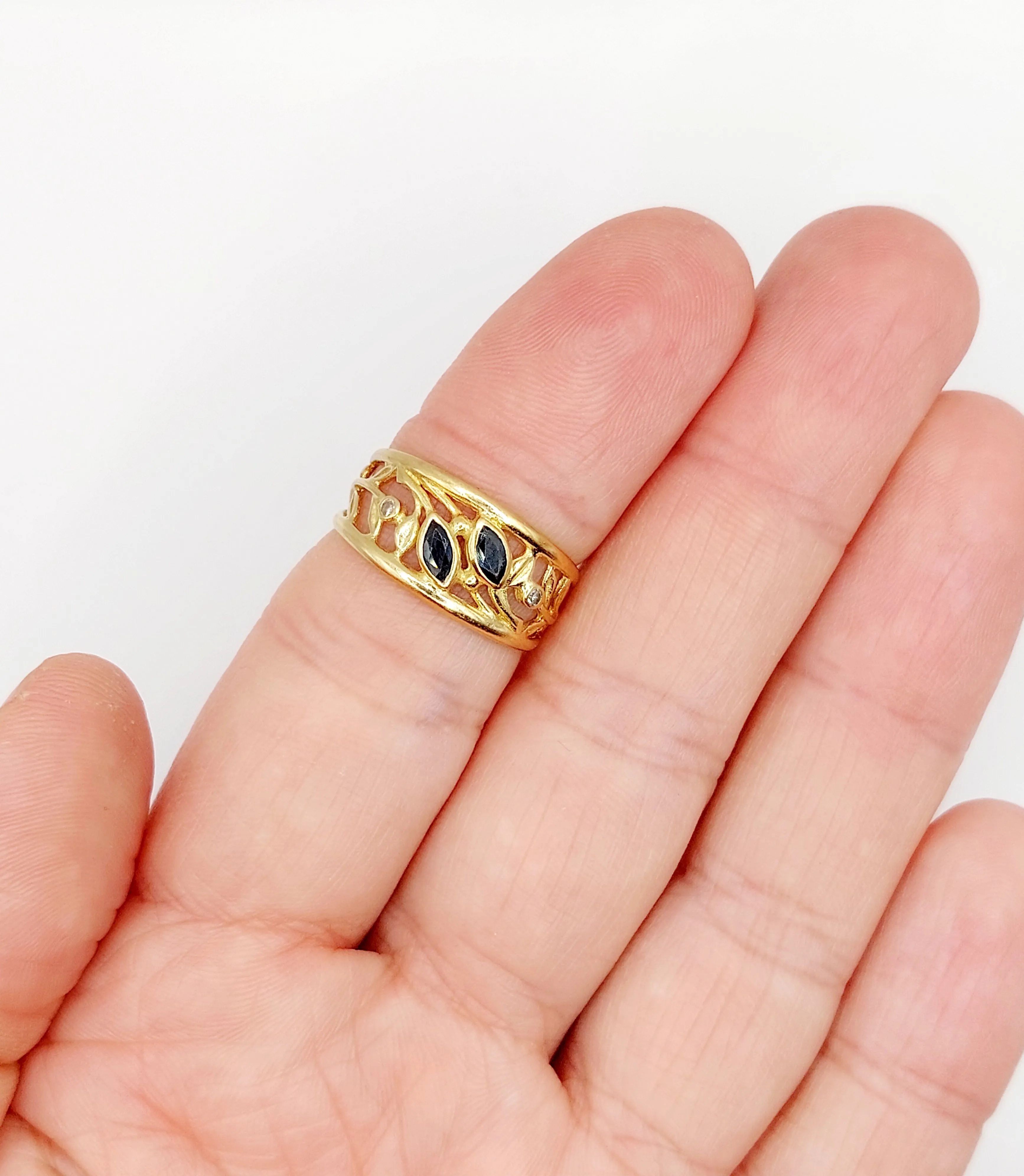 Bague bandeau Art Nouveau or jaune, saphirs navette, diamants sold by 58 Facettes product image thumbnail 2