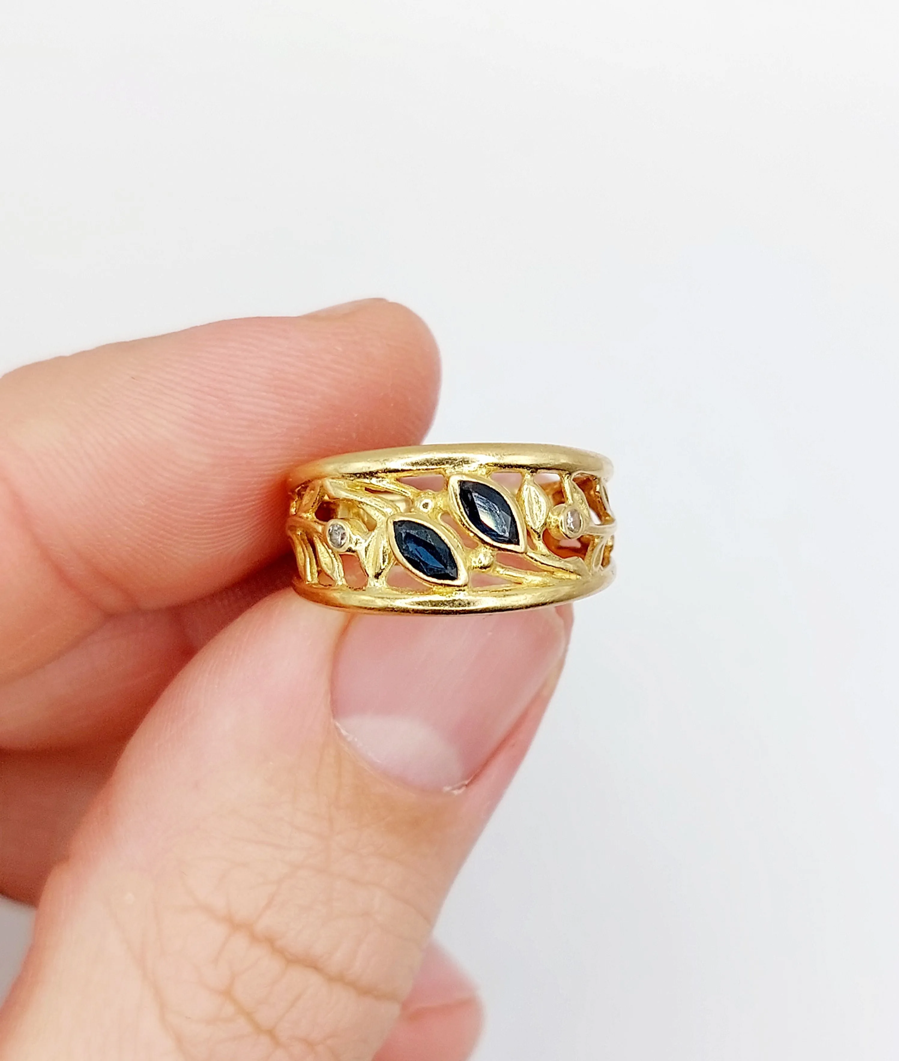 Bague bandeau Art Nouveau or jaune, saphirs navette, diamants sold by 58 Facettes product image thumbnail 3