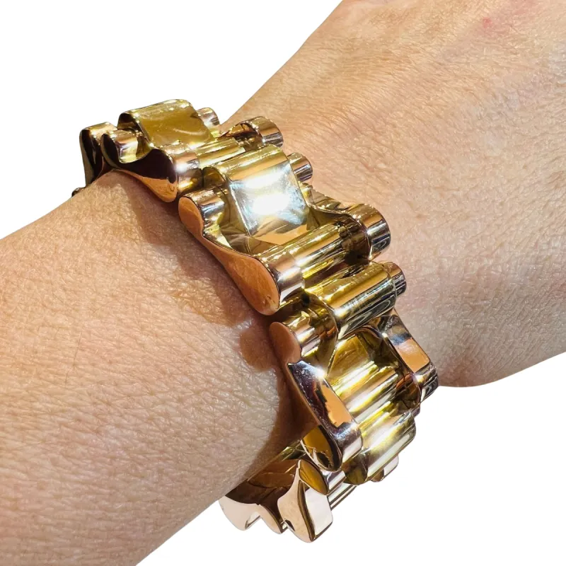 Superbe bracelet « tank » en or rose et or jaune 18 carats, vers 1940 sold by 58 Facettes