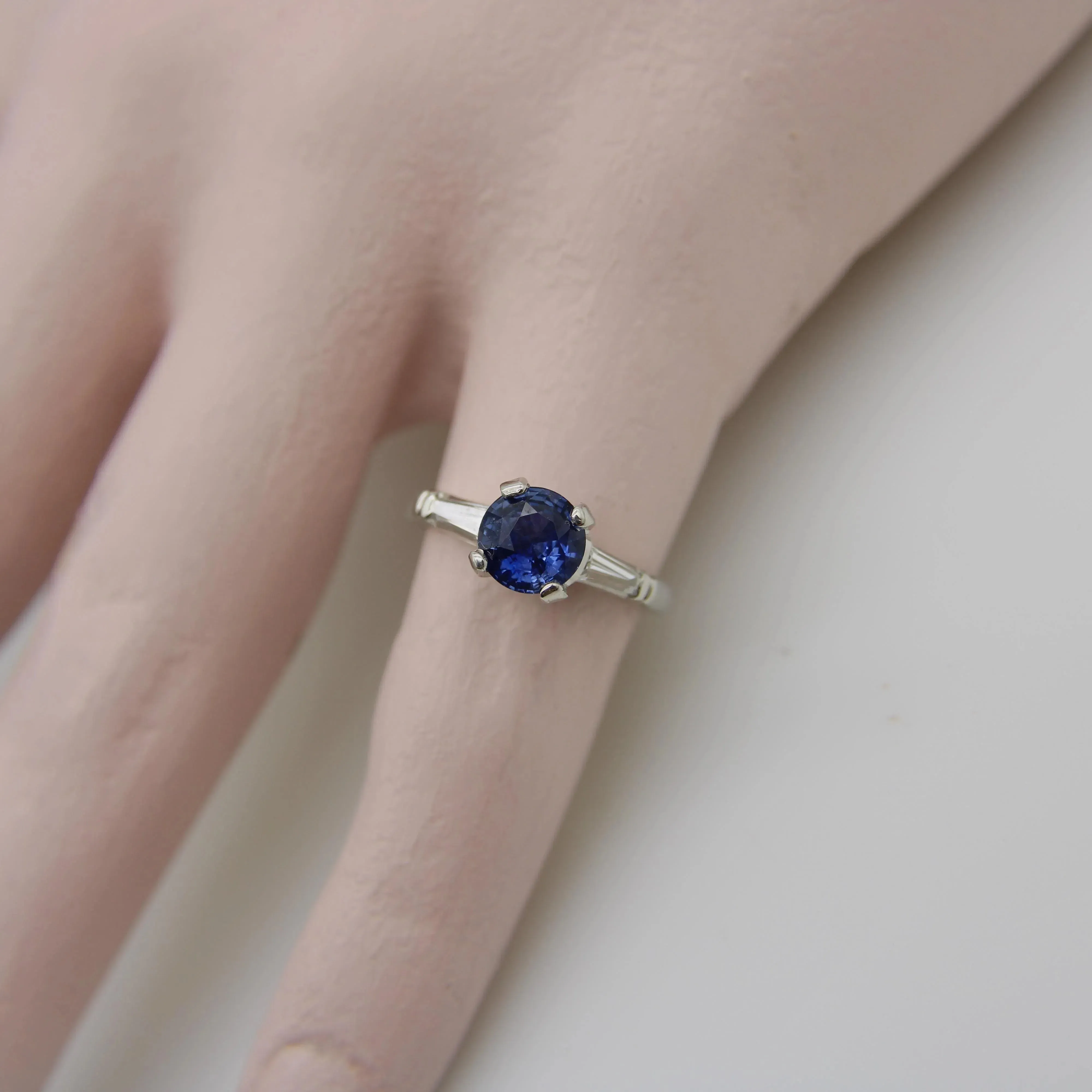 Bague en platine avec saphir et diamants baguettes 1950 sold by 58 Facettes product image thumbnail 2