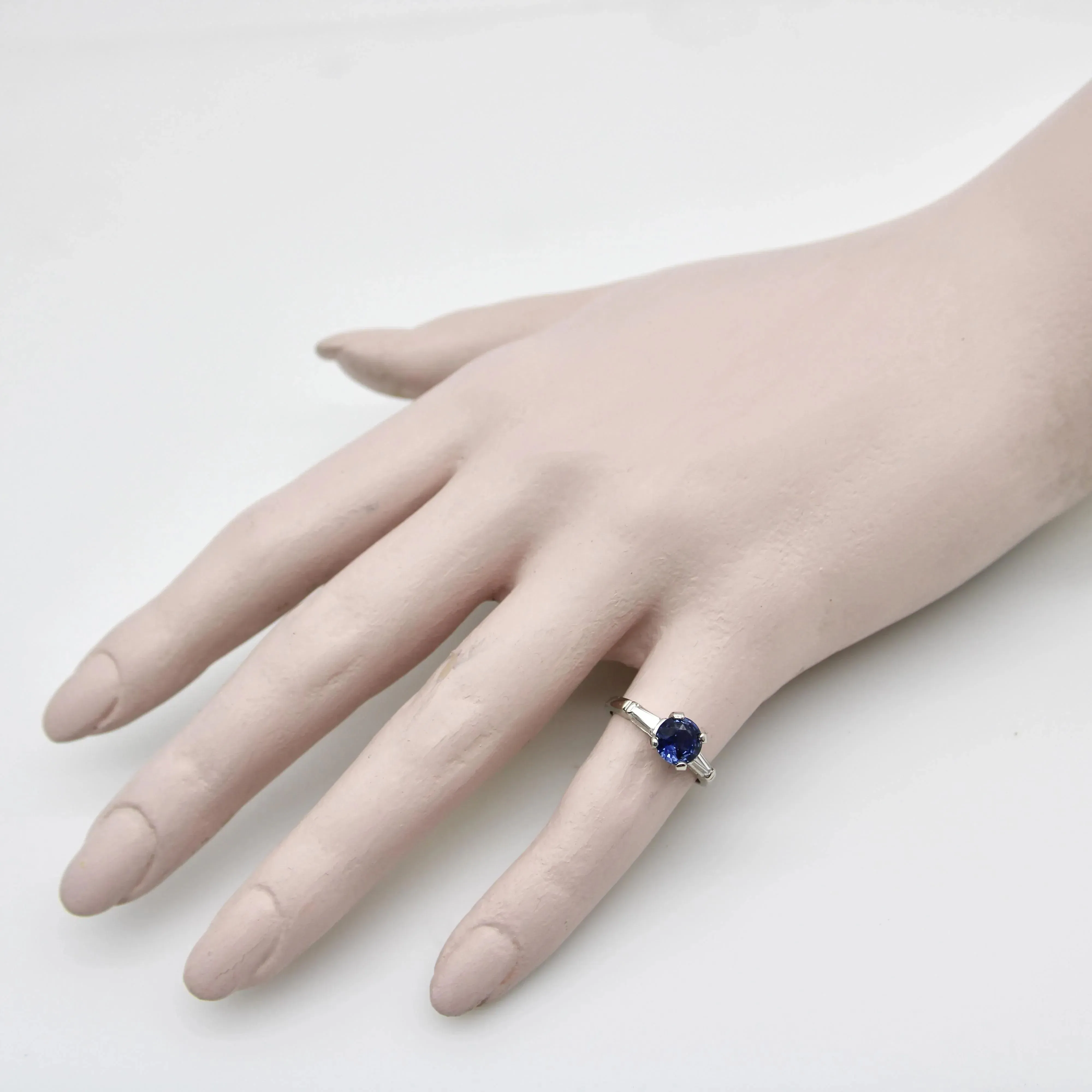 Bague en platine avec saphir et diamants baguettes 1950 sold by 58 Facettes product image thumbnail 3