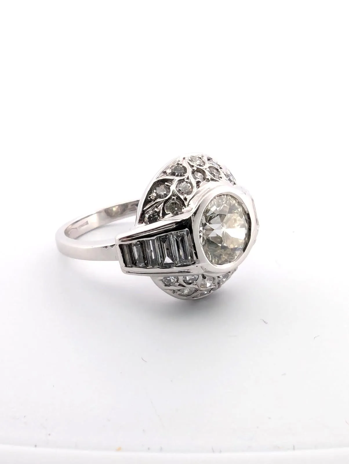 Bague en or blanc avec diamant central Old Mine, baguettes latérales et huit huit sold by 58 Facettes product image thumbnail 3