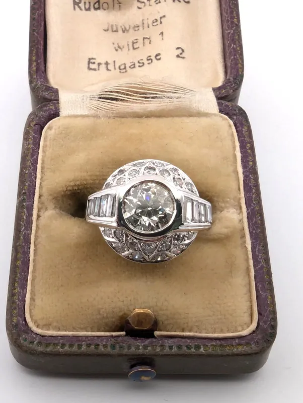 Bague en or blanc avec diamant central Old Mine, baguettes latérales et huit huit sold by 58 Facettes