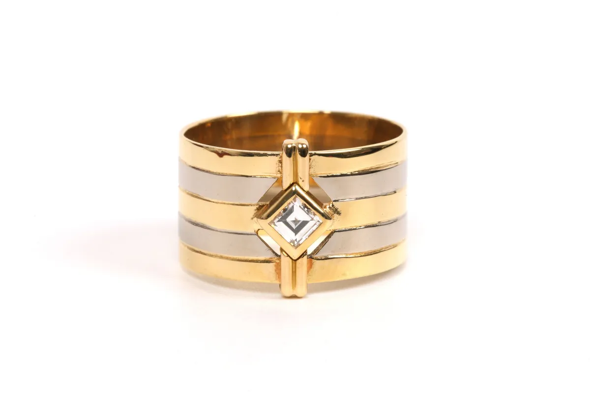 Bague Années 70 or jaune et blanc, diamant taille baguette sold by 58 Facettes