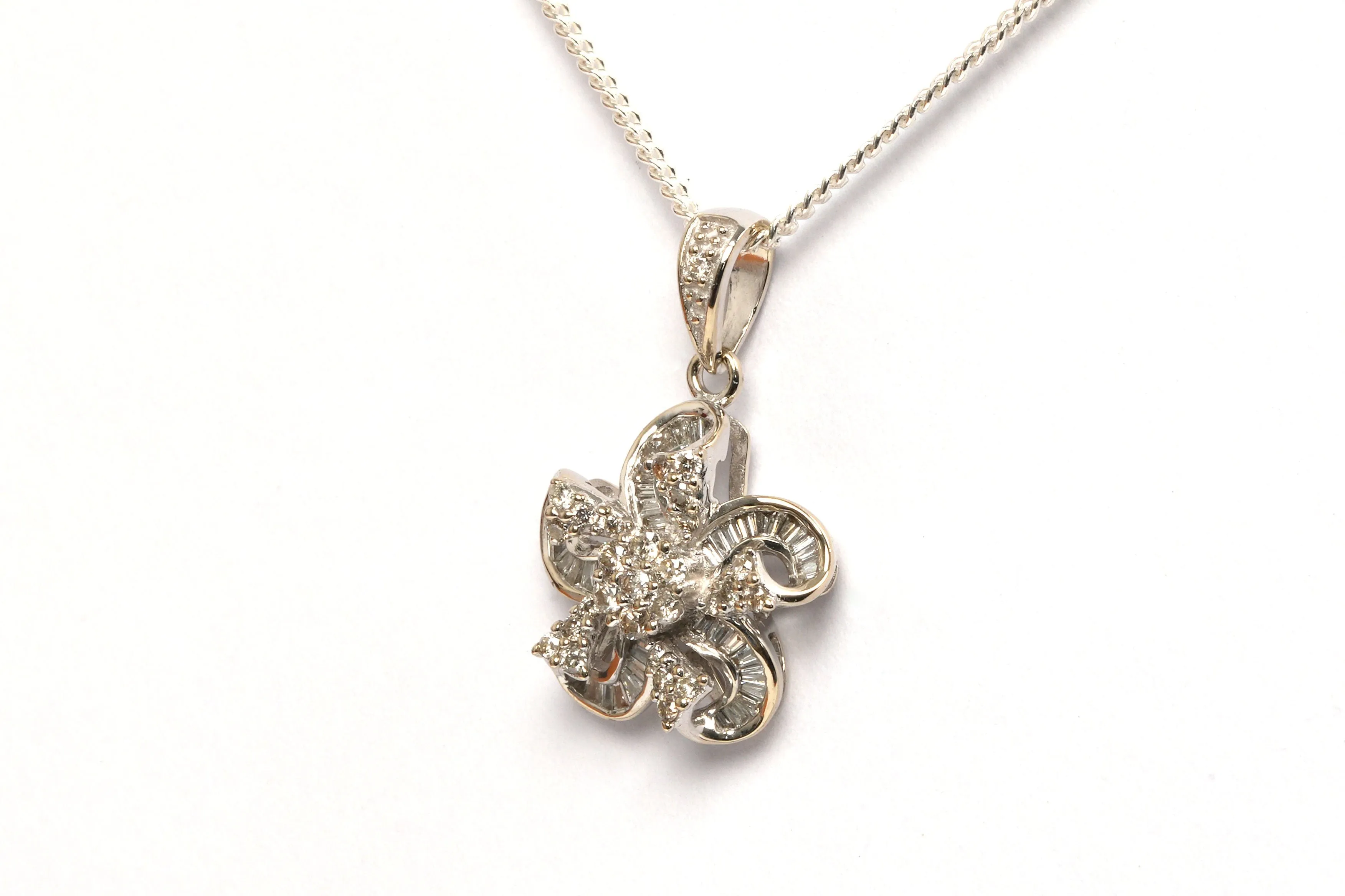 Pendentif contemporain en or blanc, diamants baguettes et brillants sold by 58 Facettes product image thumbnail 2