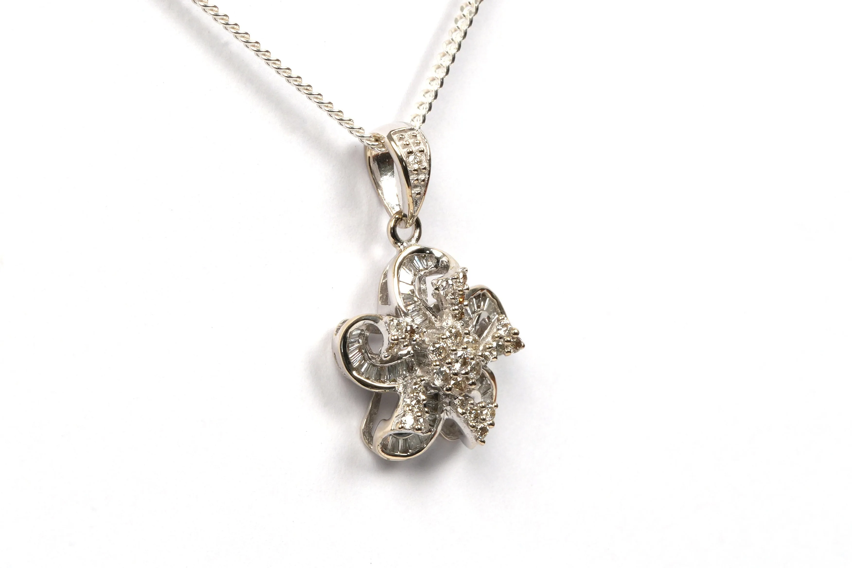 Pendentif contemporain en or blanc, diamants baguettes et brillants sold by 58 Facettes product image thumbnail 3