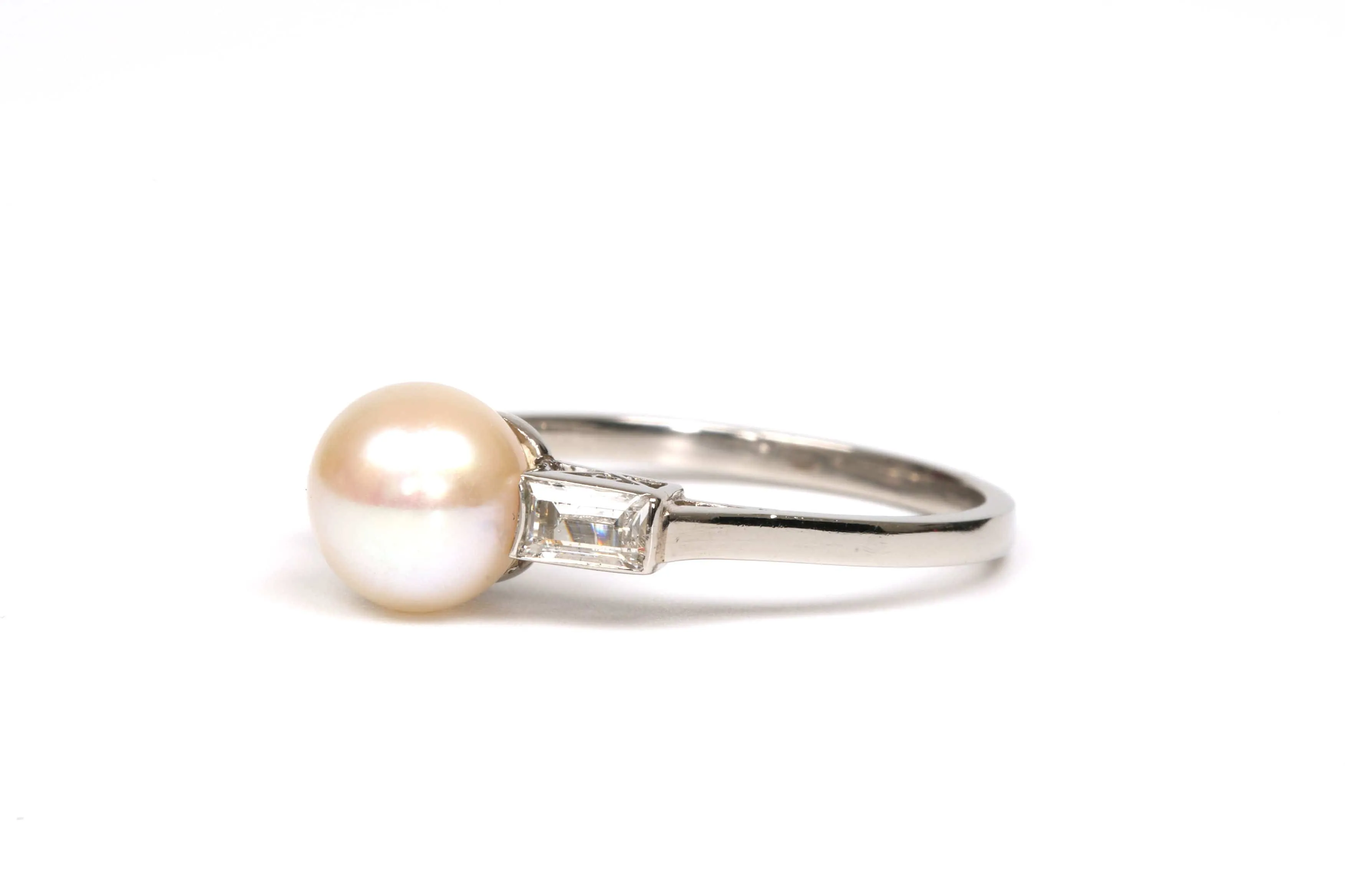 Bague Art Déco or blanc, perle, diamants baguette sold by 58 Facettes product image thumbnail 2