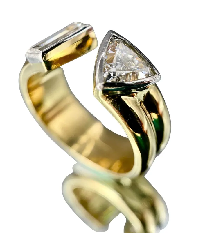 Bague moderne deux ors diamant triangle VS sold by 58 Facettes