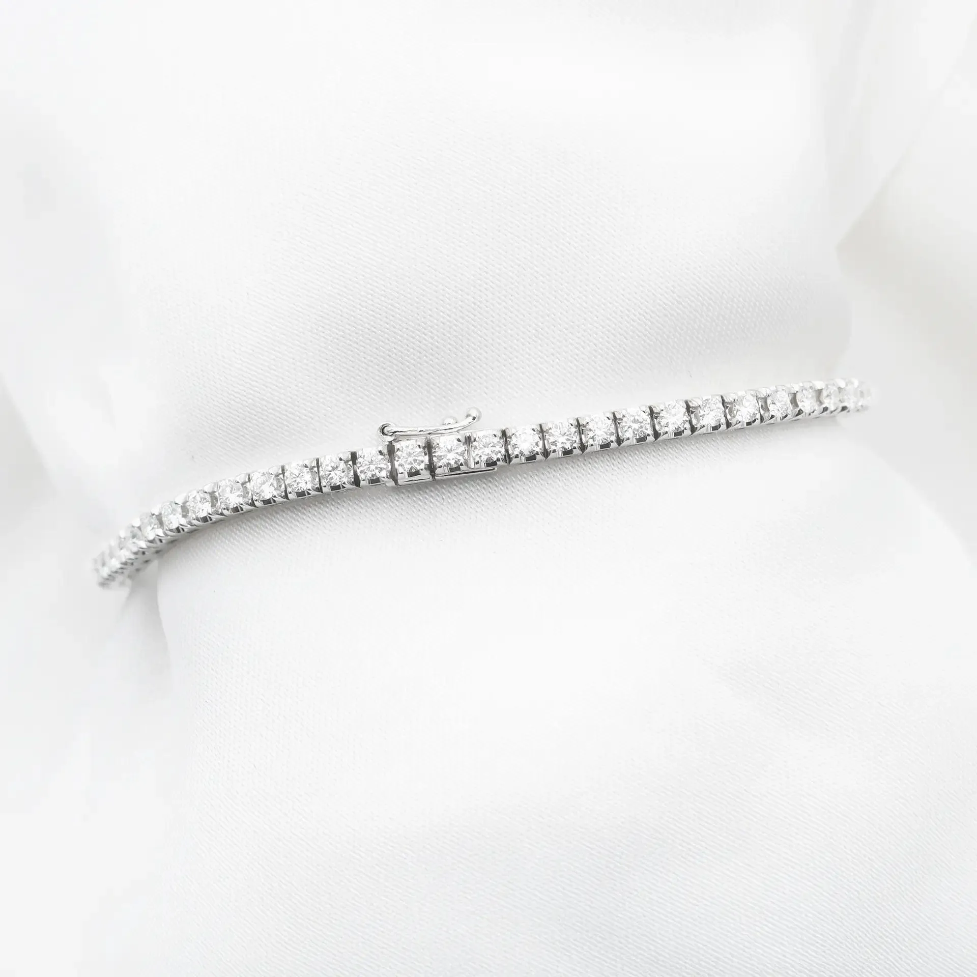 Bracelet tennis en or blanc 2,96 ct sold by 58 Facettes product image thumbnail 4