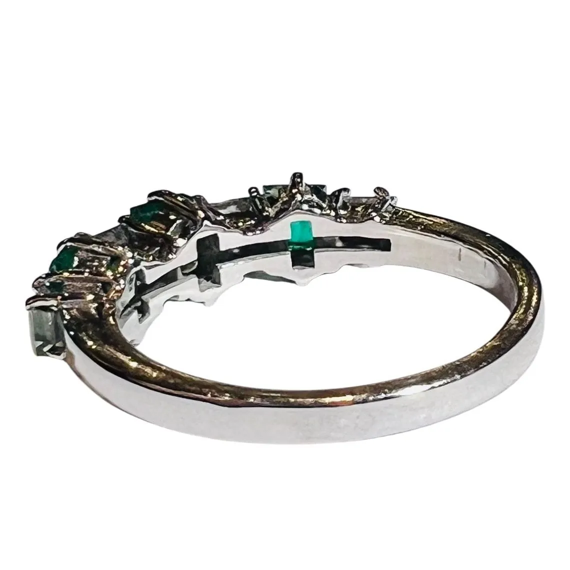 Bague Demi-alliance émeraudes et diamants , Or Blanc 18 Carat sold by 58 Facettes product image thumbnail 3