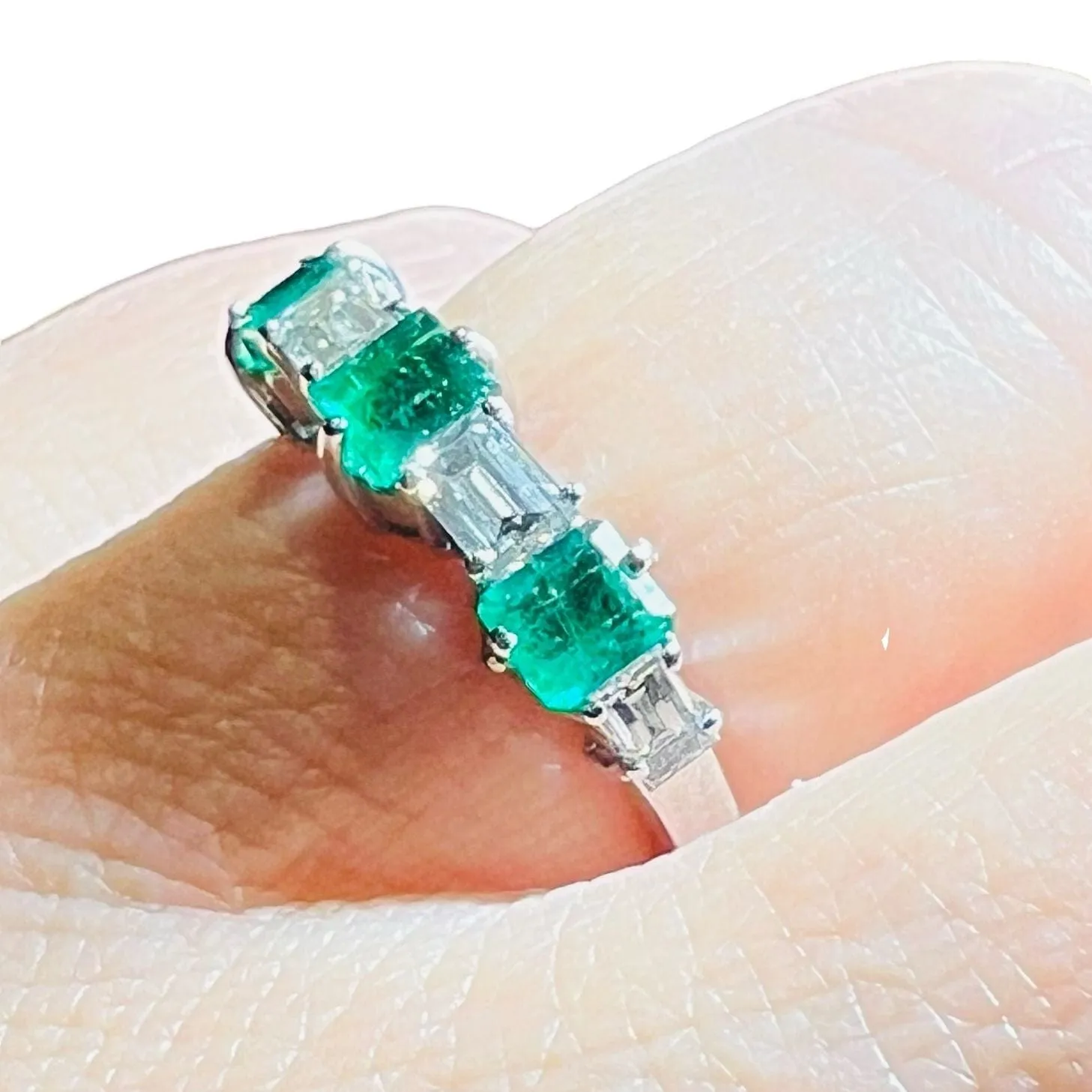 Bague Demi-alliance émeraudes et diamants , Or Blanc 18 Carat sold by 58 Facettes product image thumbnail 4