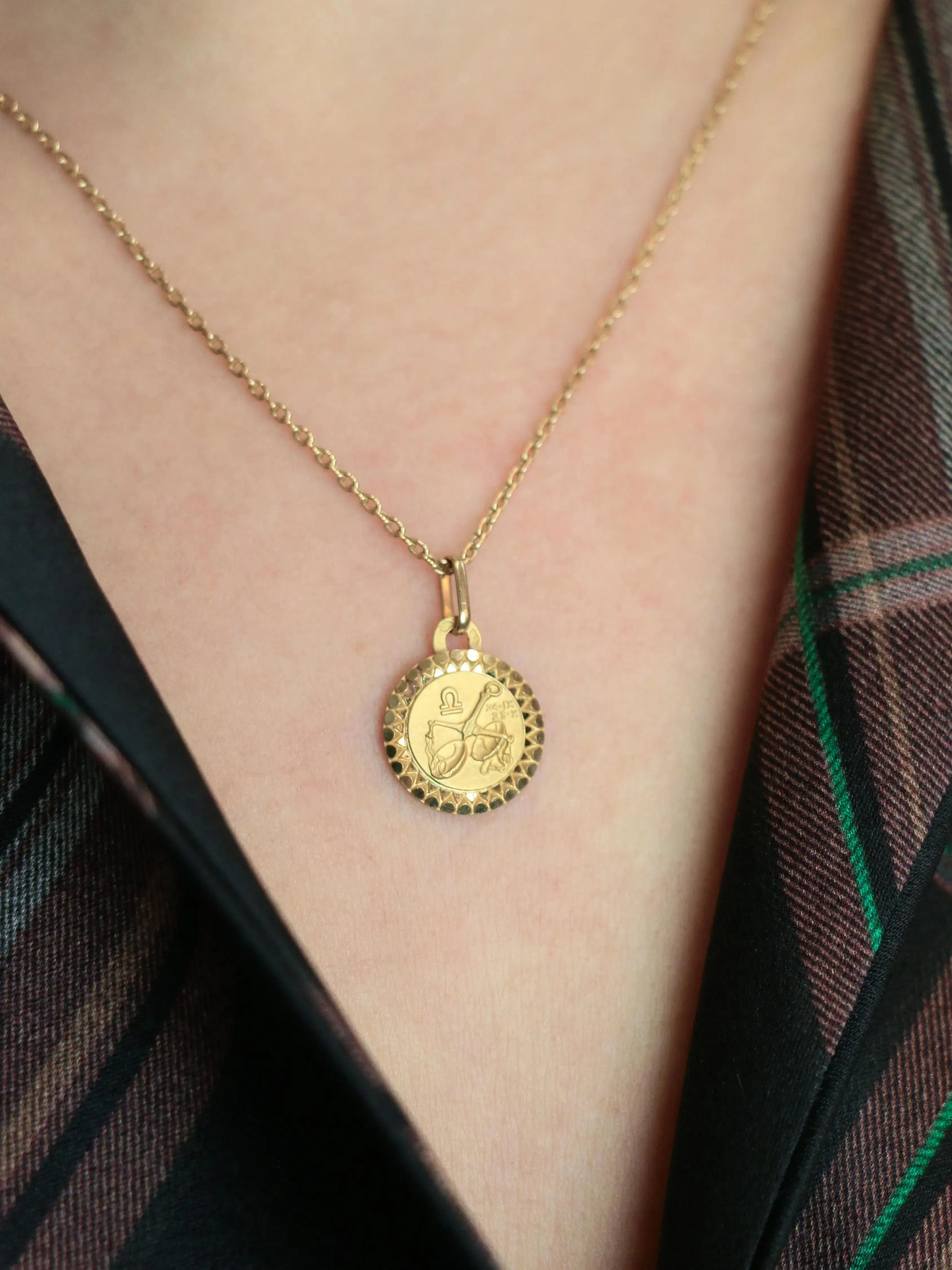 PERROUD Pendentif vintage signe du zodiaque Balance or jaune sold by 58 Facettes product image thumbnail 2