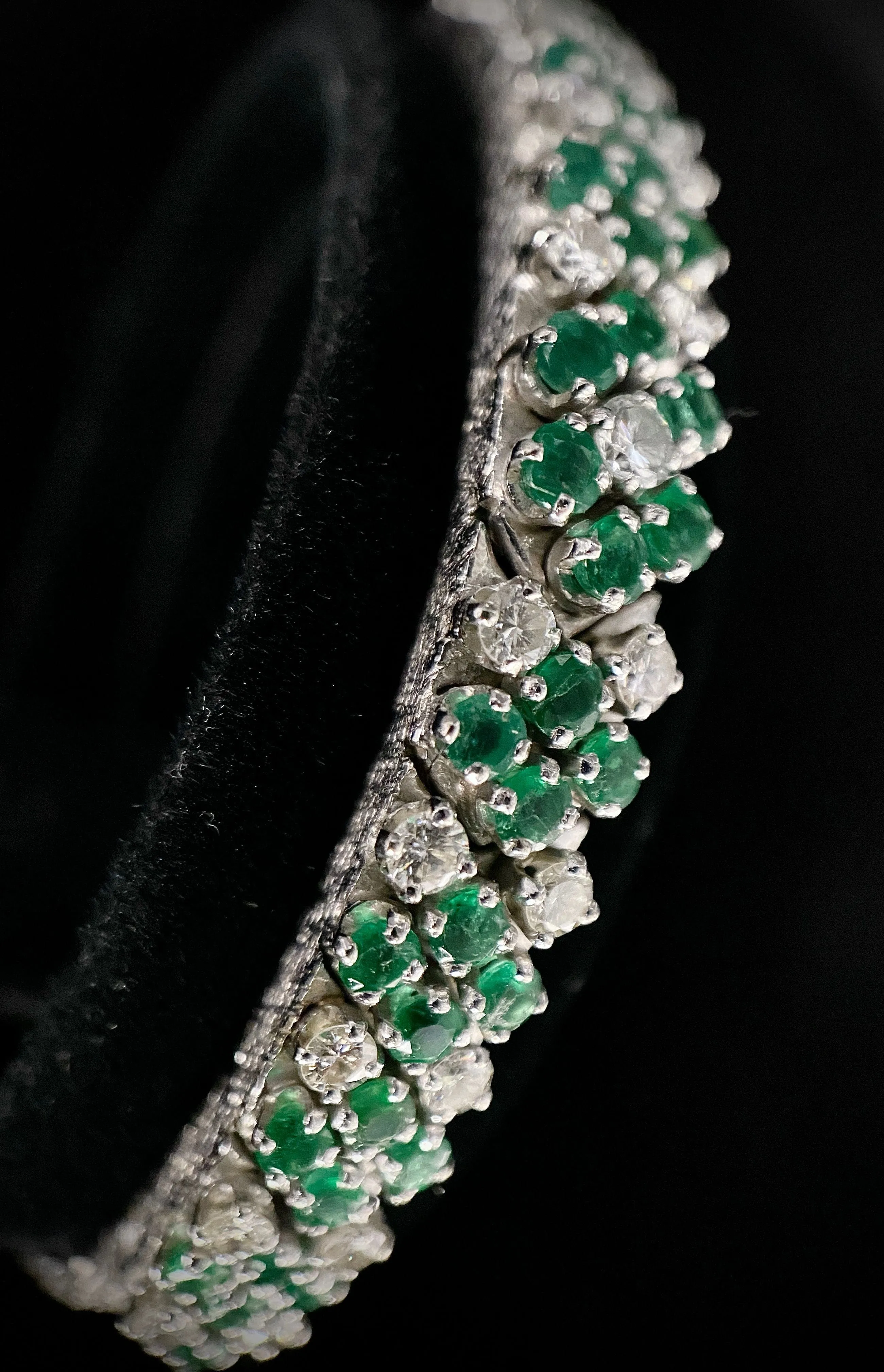 Bracelet en or blanc 18 carats pavé de diamants et émeraudes sold by 58 Facettes product image thumbnail 2