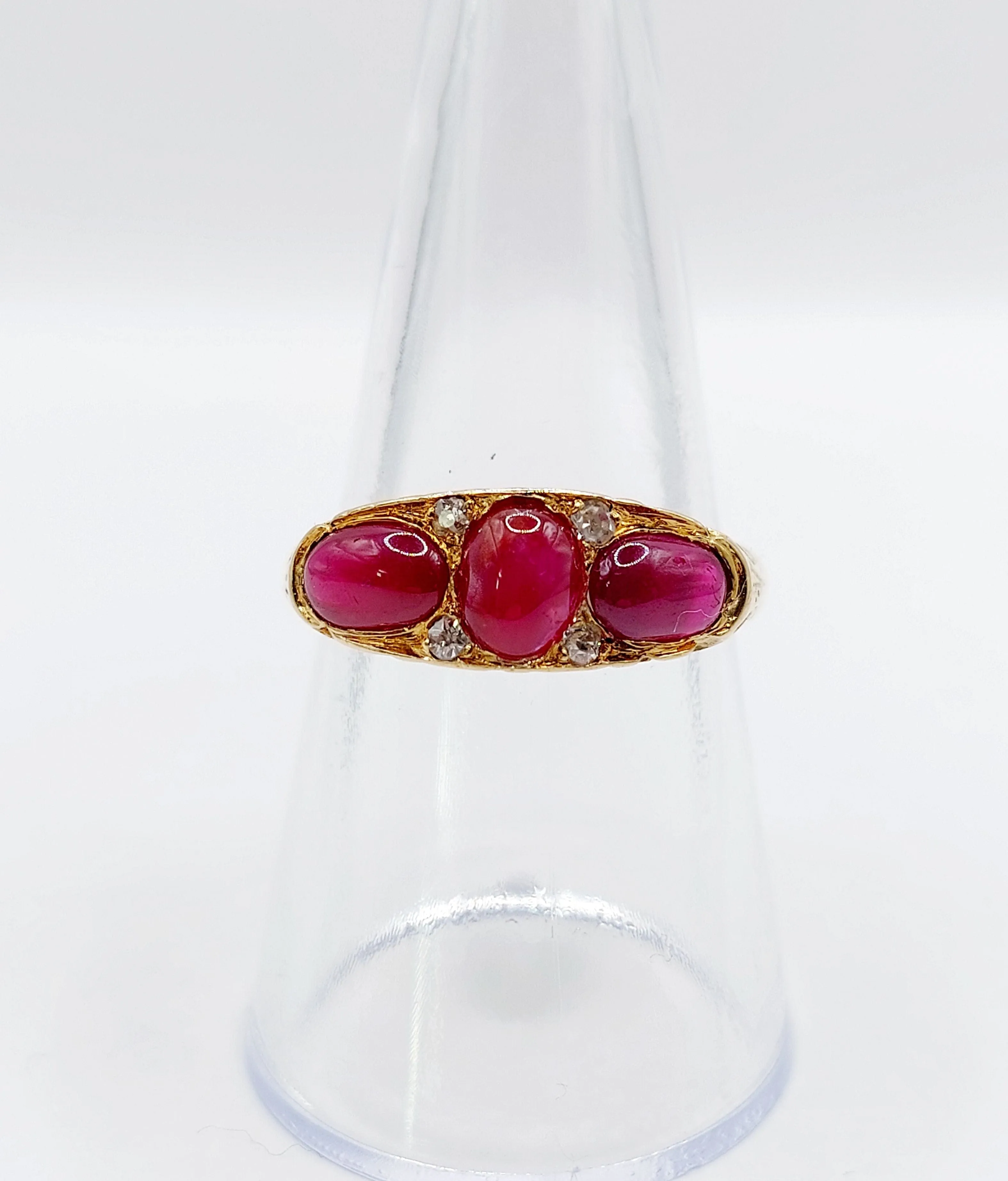 Bague jarretière Art Déco or jaune ornée de 2,43 carats de cabochons de rubis et diamants sold by 58 Facettes product image thumbnail 4