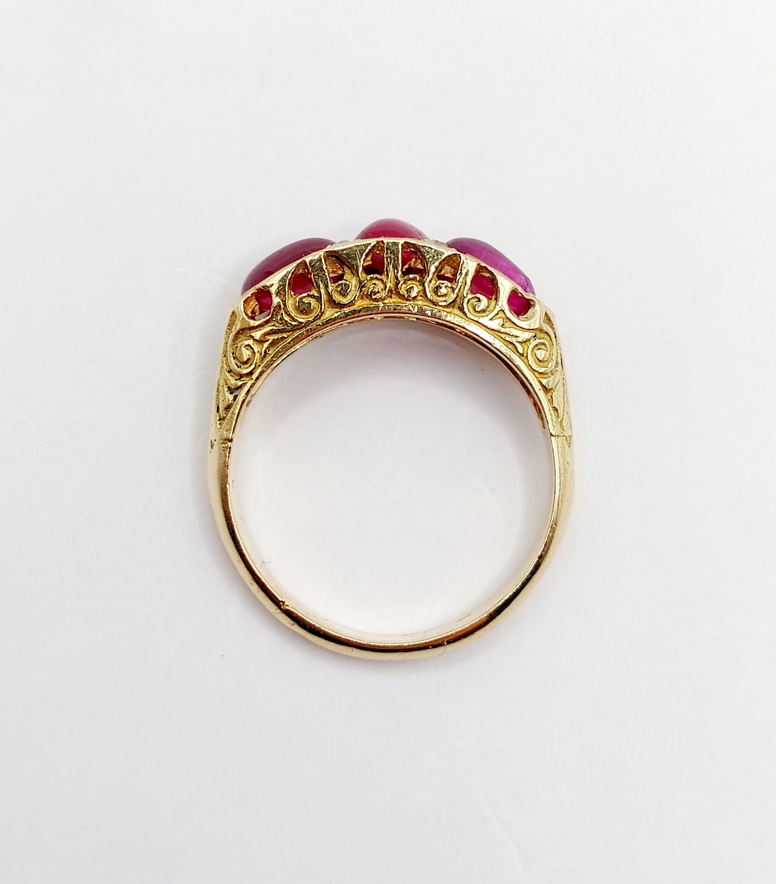 Bague jarretière Art Déco or jaune ornée de 2,43 carats de cabochons de rubis et diamants sold by 58 Facettes product image thumbnail 5