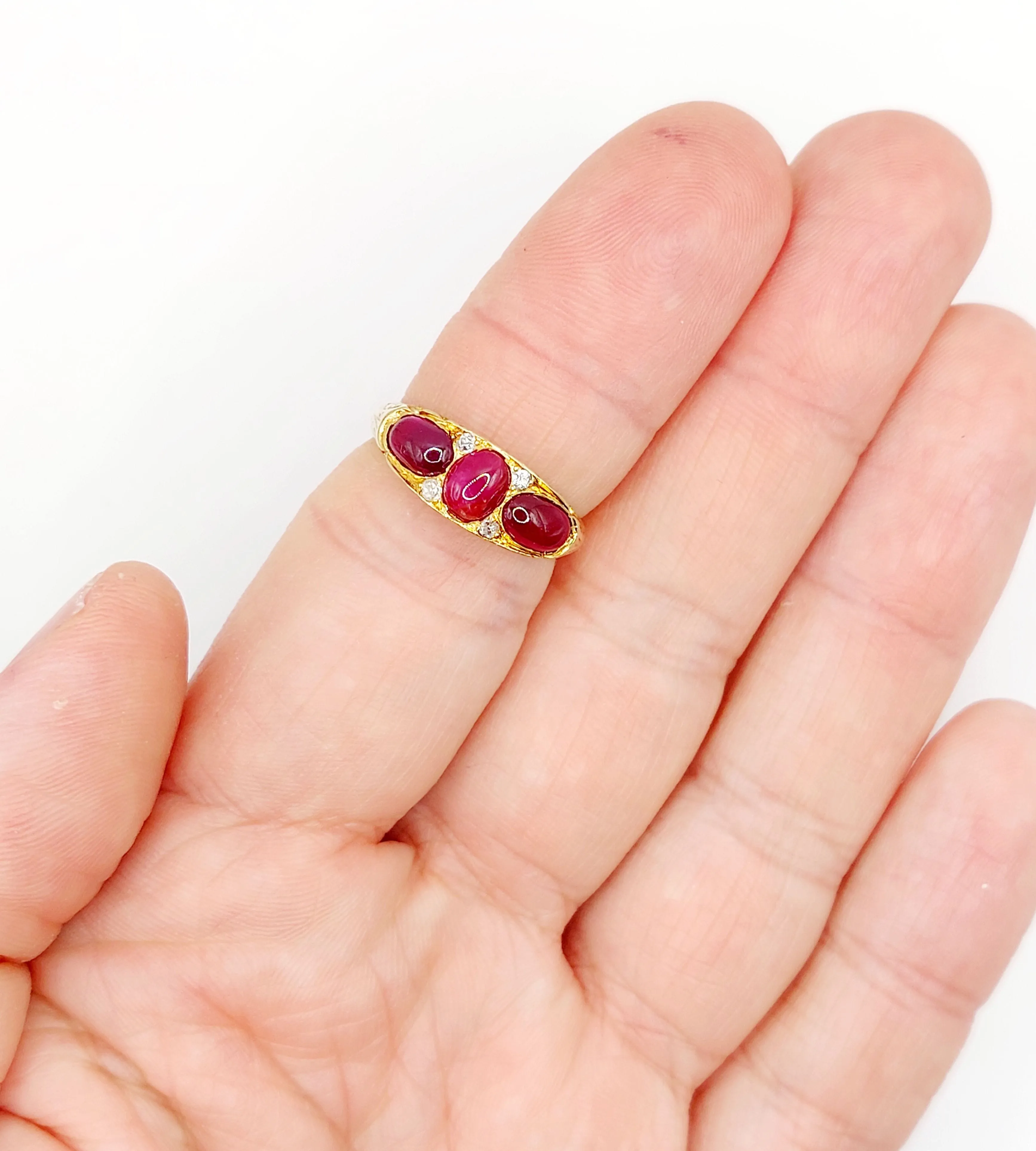 Bague jarretière Art Déco or jaune ornée de 2,43 carats de cabochons de rubis et diamants sold by 58 Facettes product image thumbnail 2