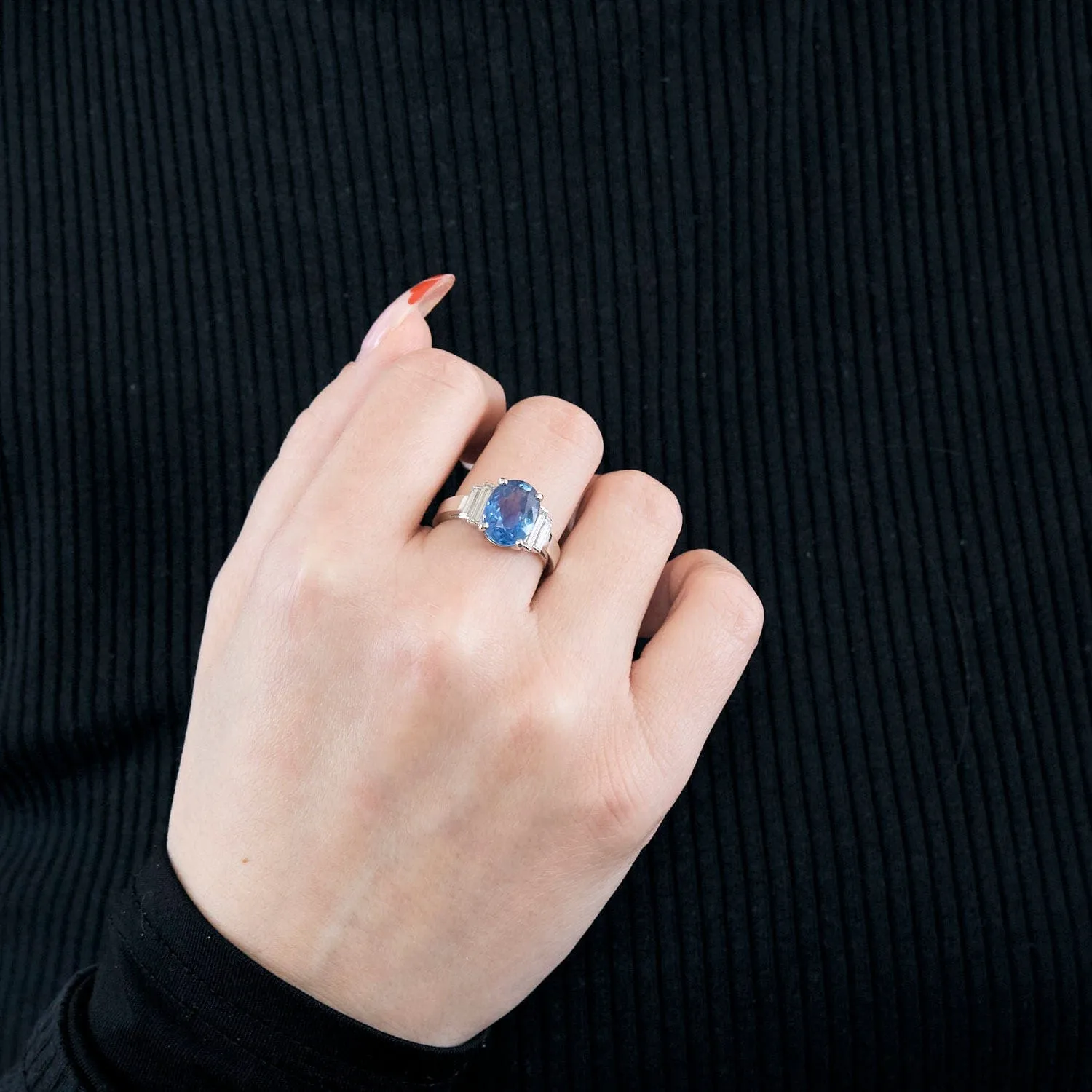 Bague Saphir 5 carats, diamants baguettes et montée sur platine. sold by 58 Facettes product image thumbnail 2