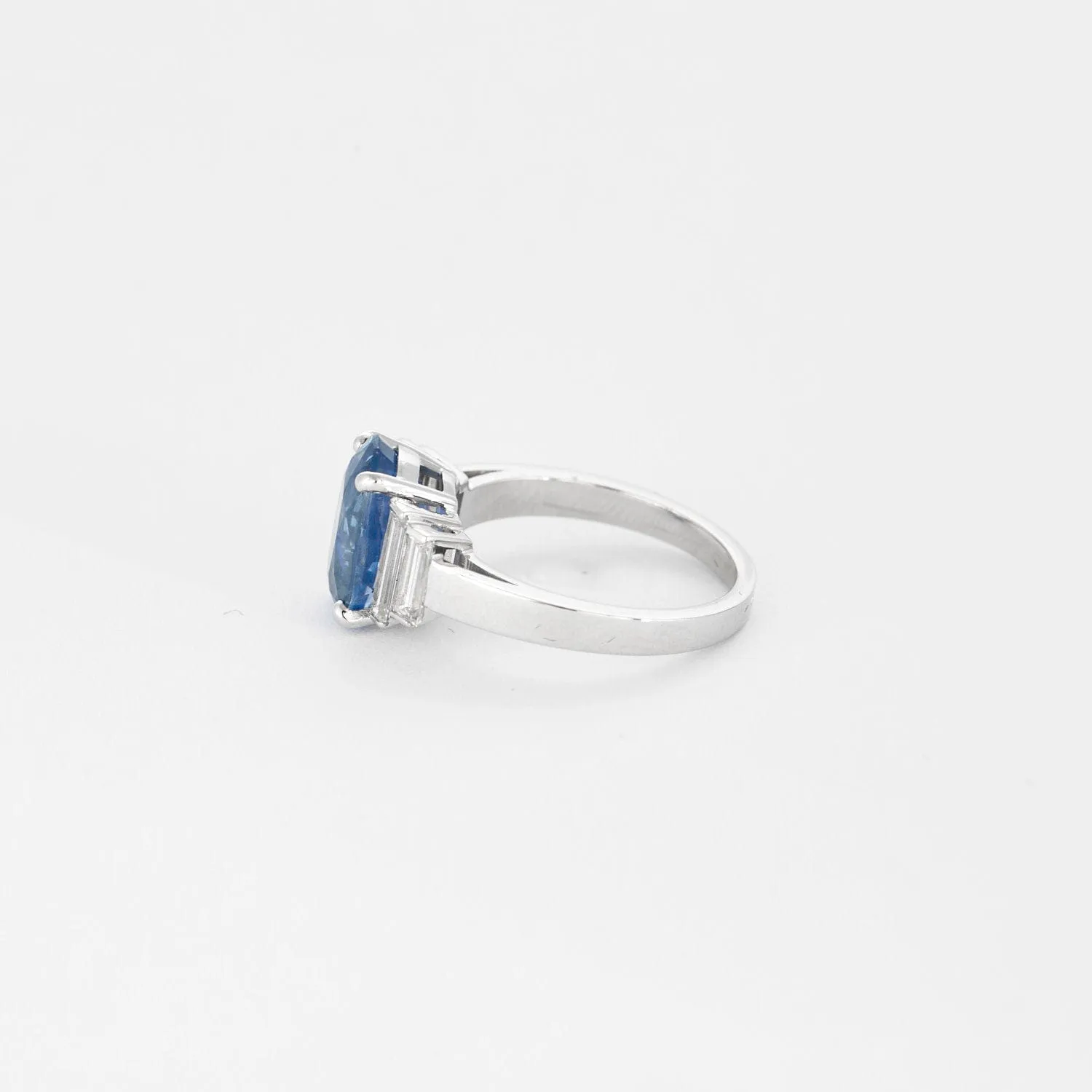 Bague Saphir 5 carats, diamants baguettes et montée sur platine. sold by 58 Facettes product image thumbnail 4