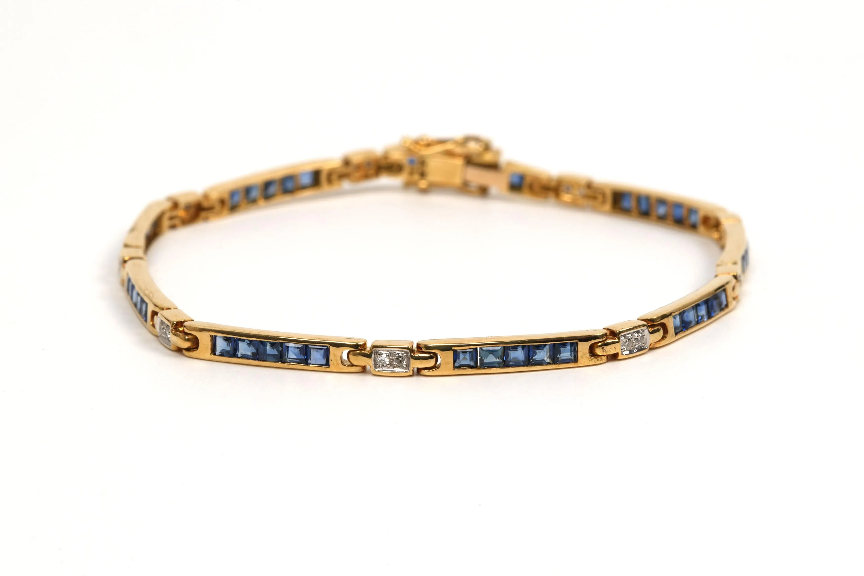 Bracelet contemporain or jaune, saphirs, diamants sold by 58 Facettes