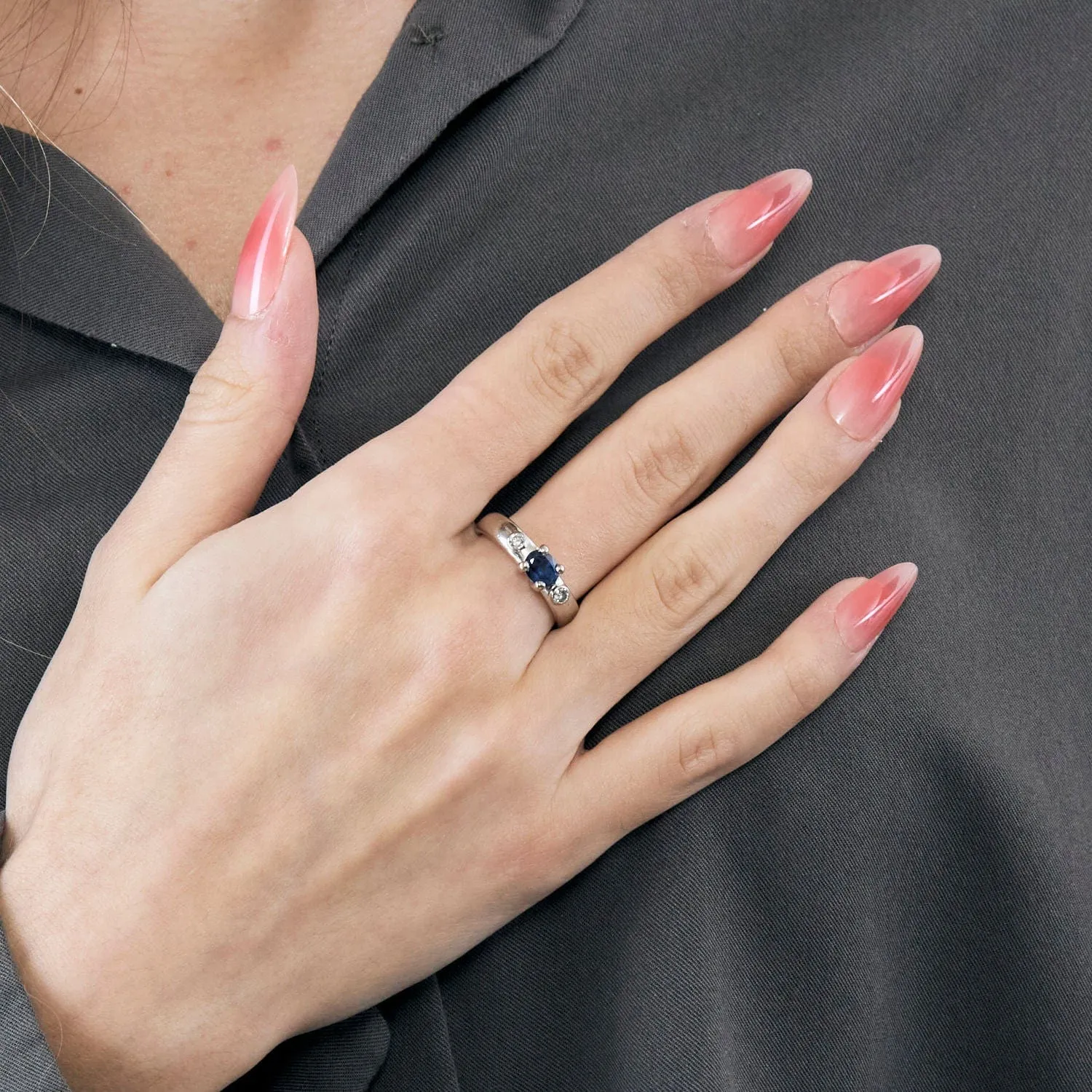 Bague bandeau or blanc, saphir et diamants sold by 58 Facettes product image thumbnail 2