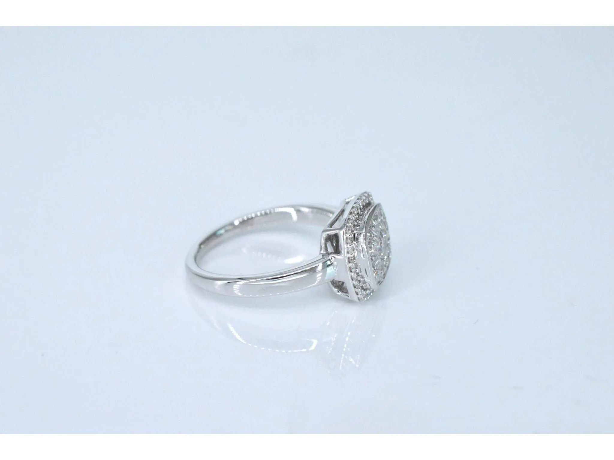 Bague entourage en or blanc avec diamants sold by 58 Facettes product image thumbnail 4