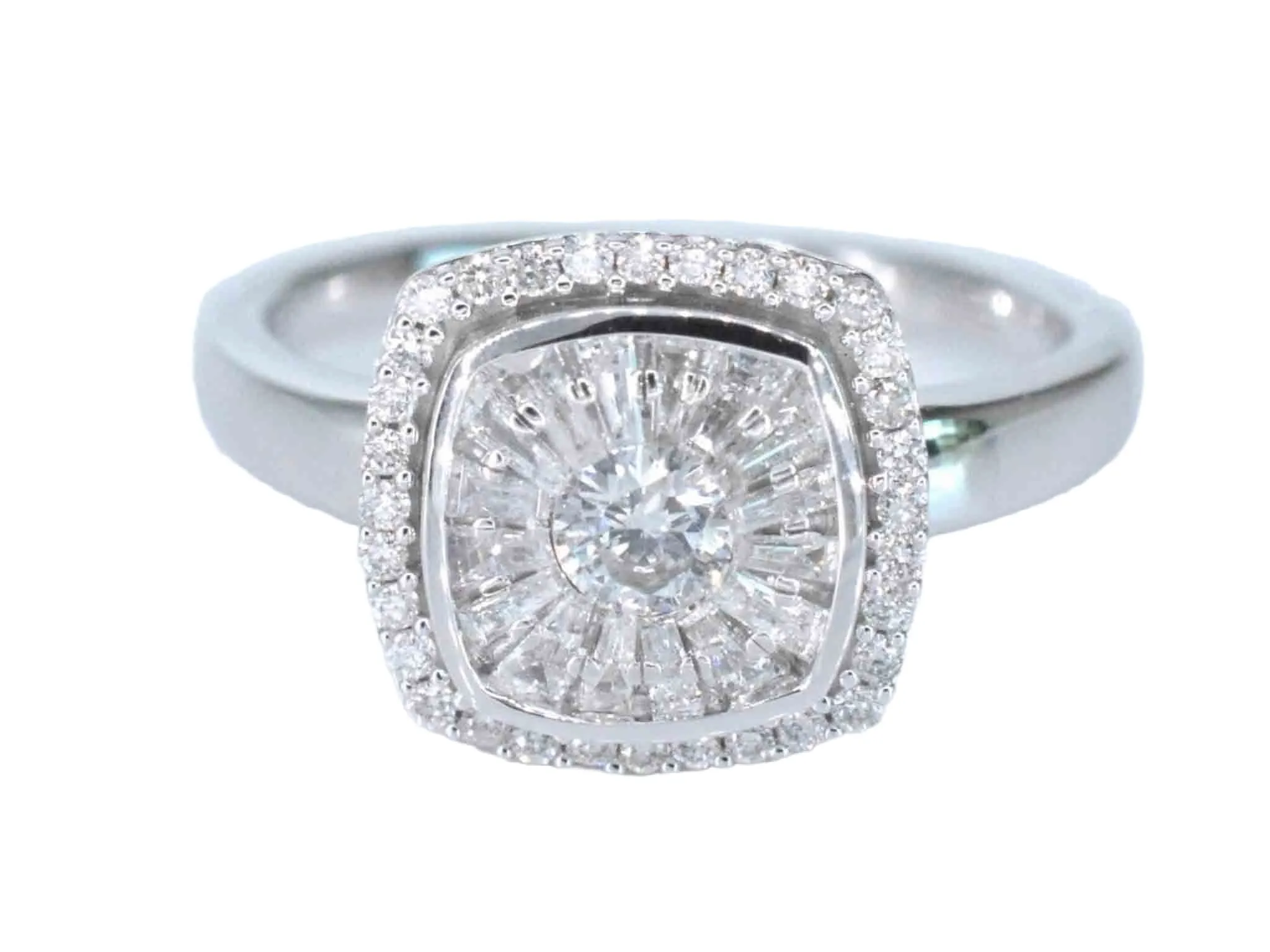 Bague entourage en or blanc avec diamants sold by 58 Facettes