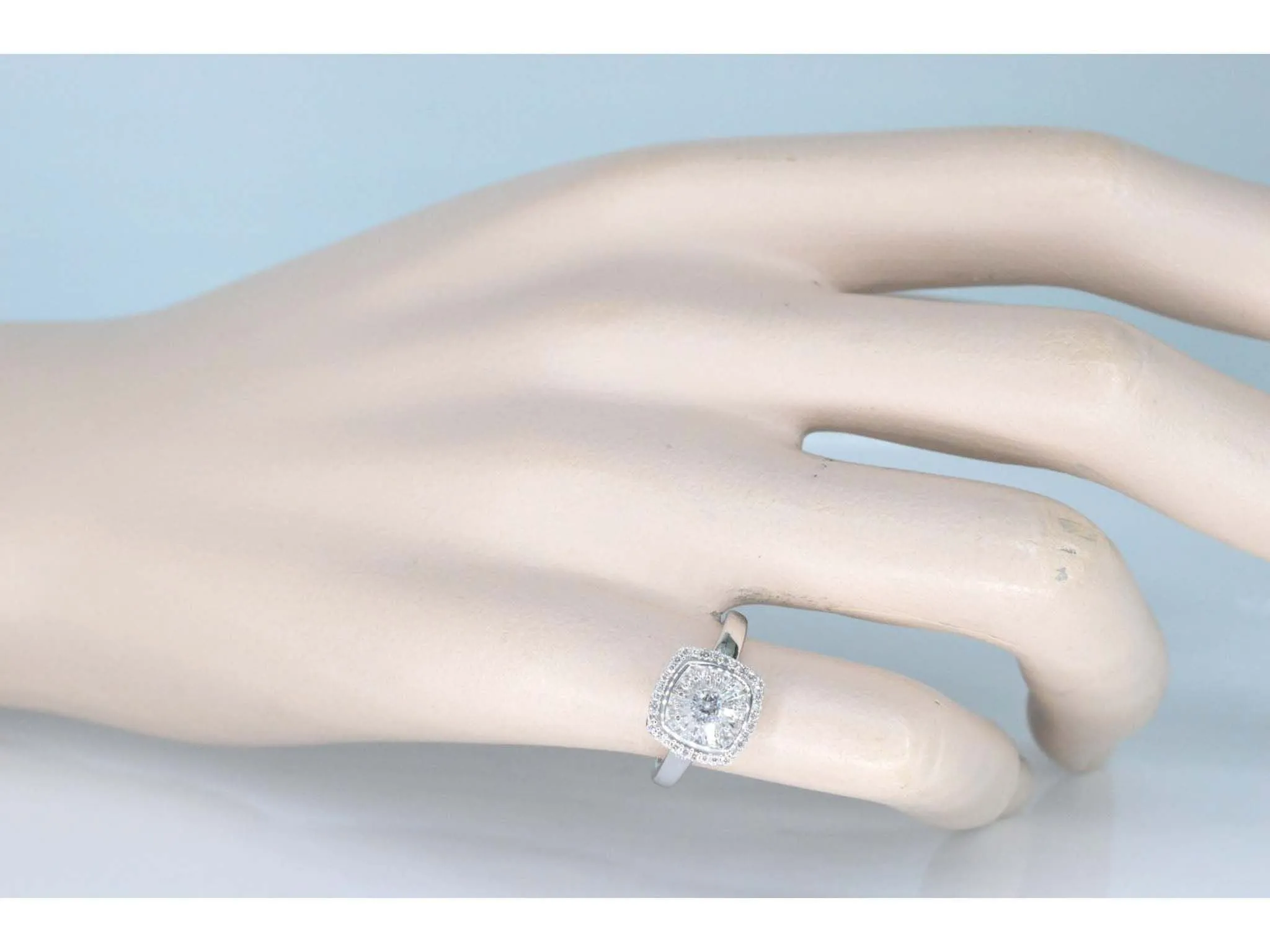 Bague entourage en or blanc avec diamants sold by 58 Facettes product image thumbnail 2
