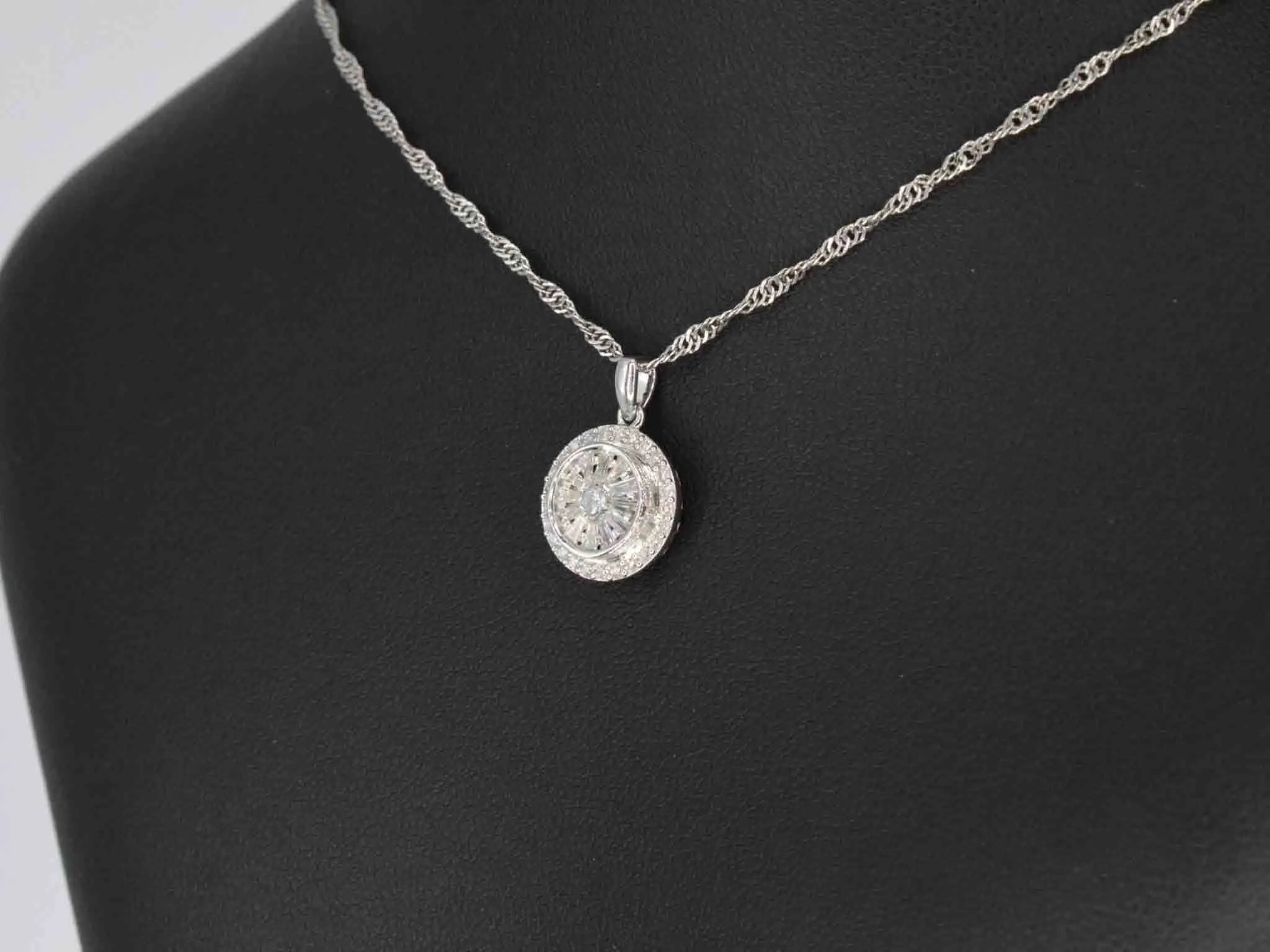 Pendentif en or blanc avec diamants 0,75 carat sold by 58 Facettes product image thumbnail 4