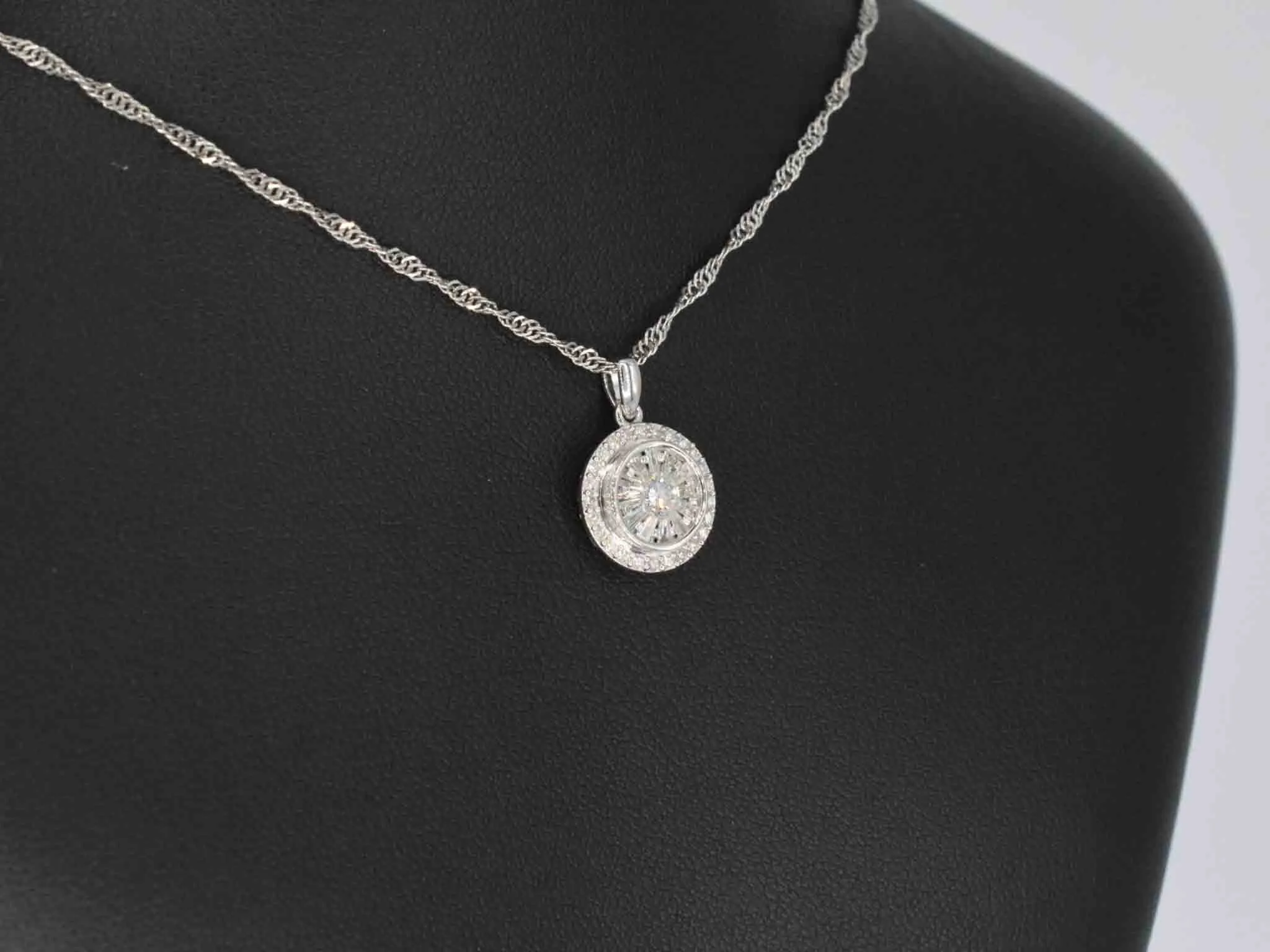 Pendentif en or blanc avec diamants 0,75 carat sold by 58 Facettes product image thumbnail 2