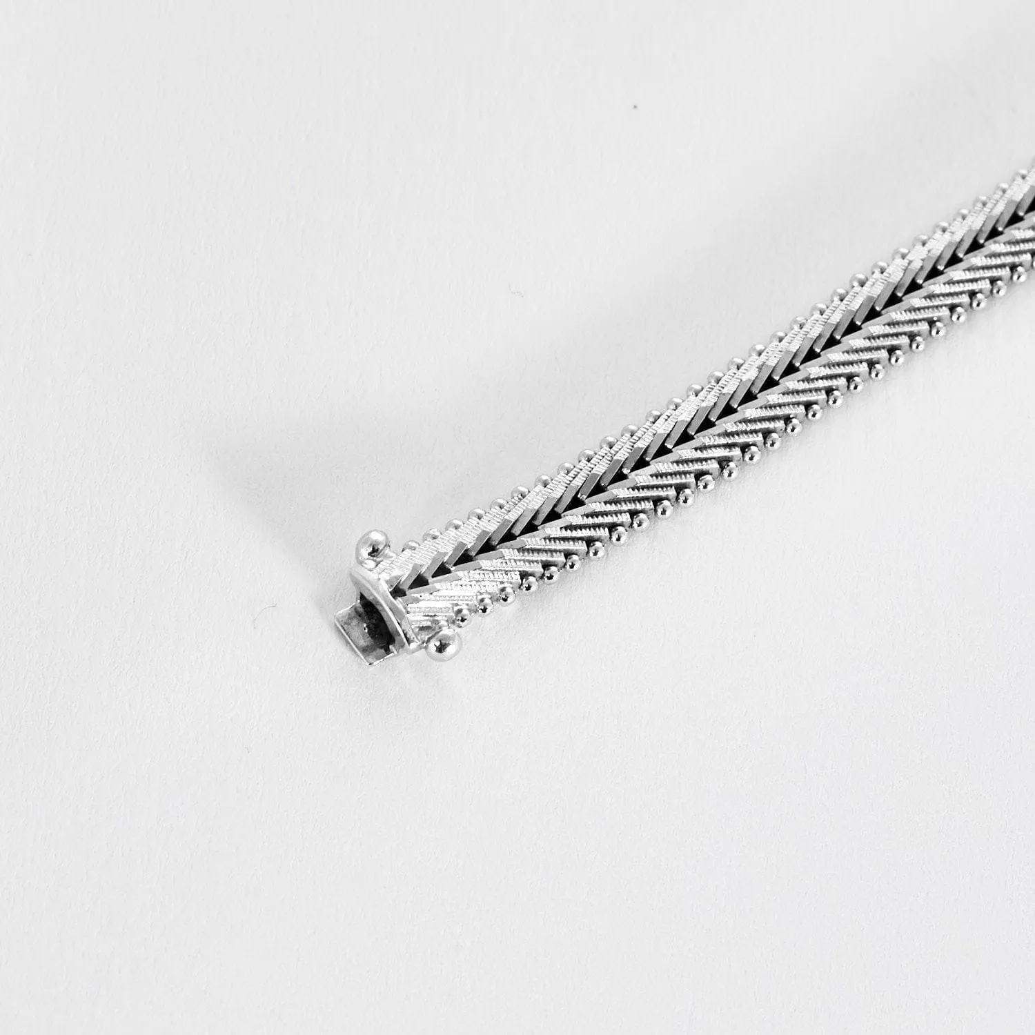 Bracelet années 60, or blanc et diamants sold by 58 Facettes product image thumbnail 5