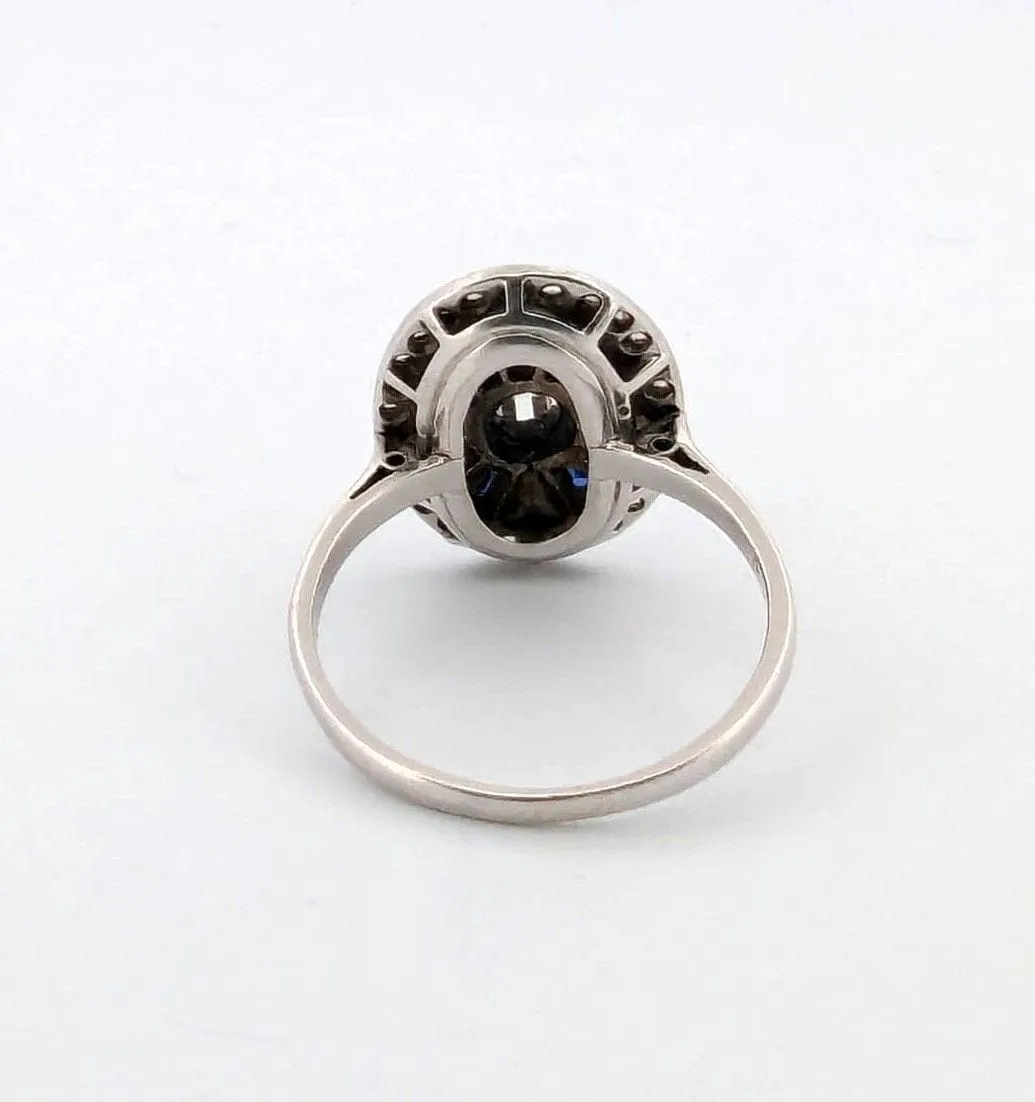 Bague en platine avec diamant central, saphirs et diamants environnants sold by 58 Facettes product image thumbnail 4