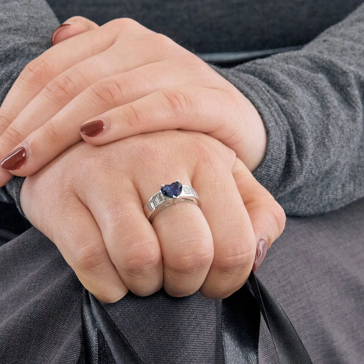 Bague jonc or gris, saphir et diamants sold by 58 Facettes product image thumbnail 2